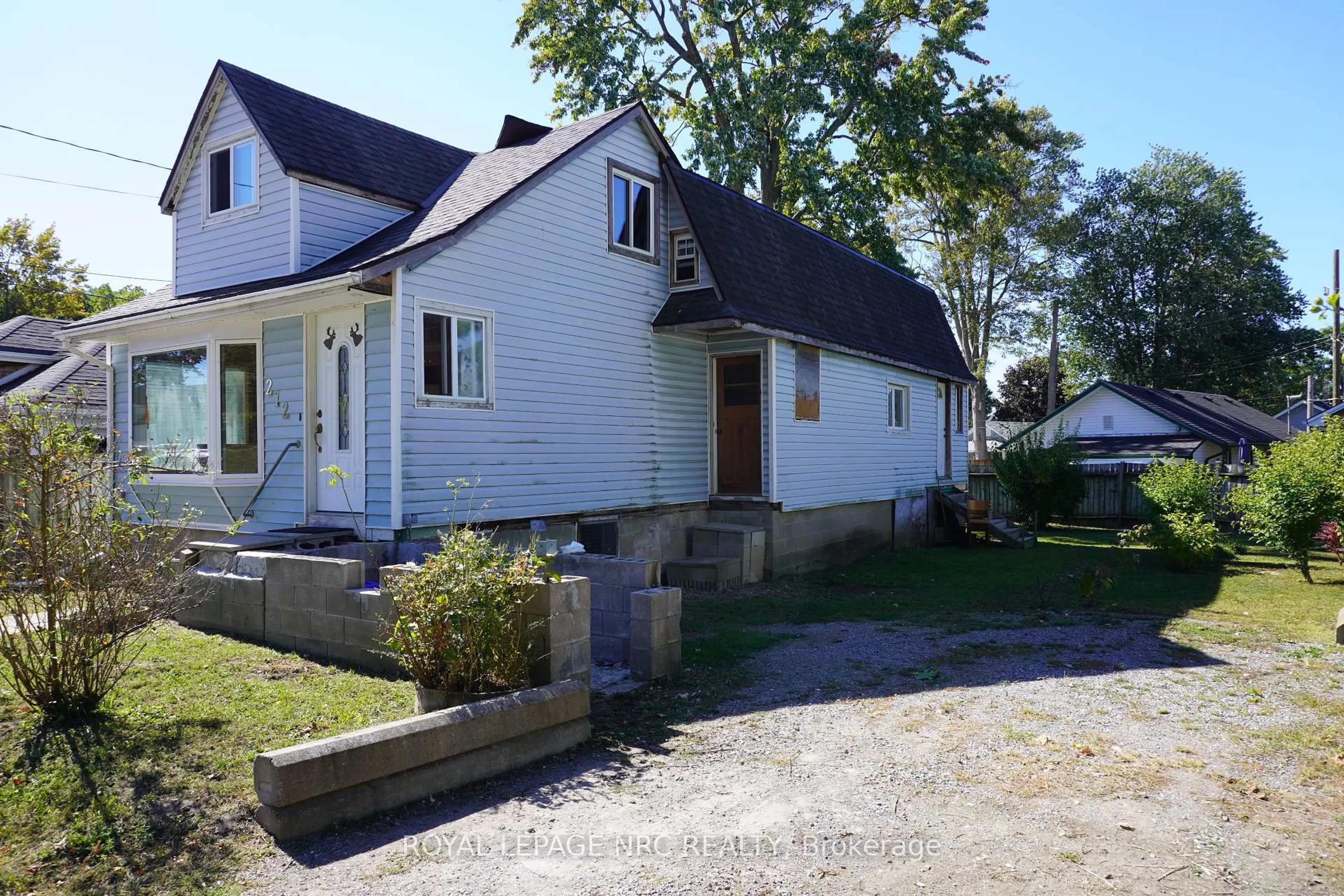 A pic from outside/outdoor area/front of a property/back of a property/a pic from drone, street for 212 Lincoln Rd, Fort Erie Ontario L0S 1B0