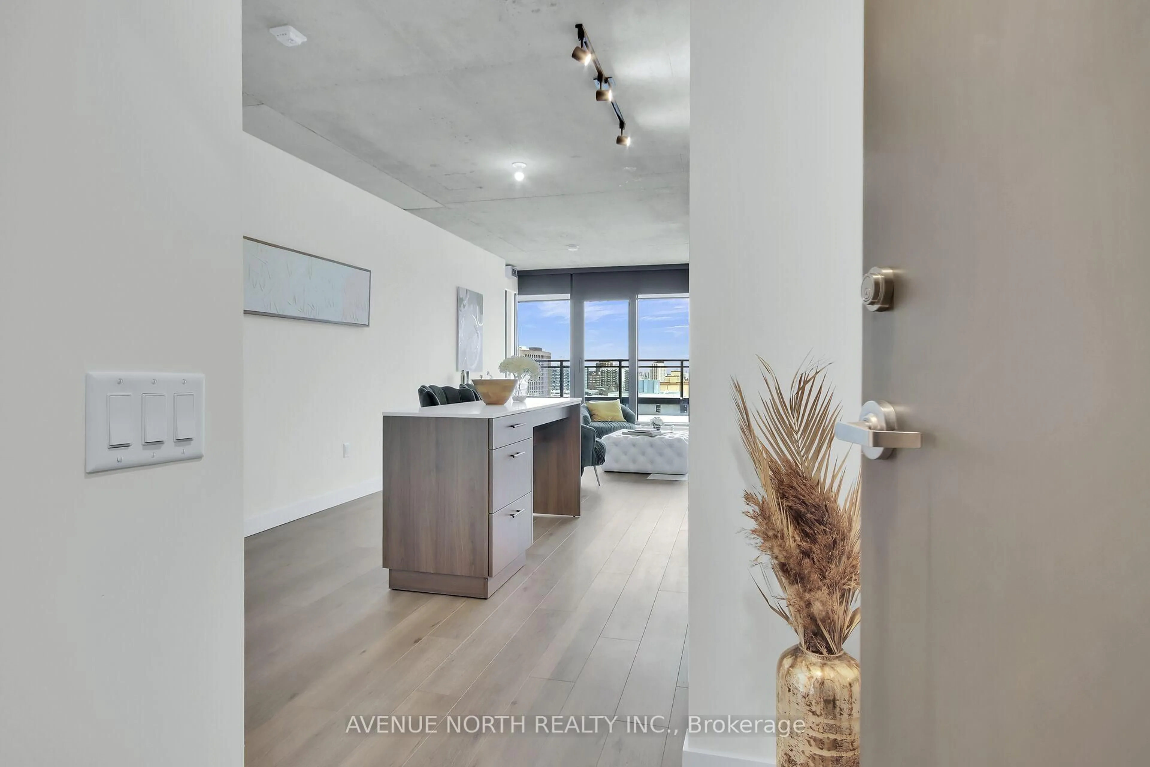 Indoor entryway for 10 james St #LPH6, Ottawa Ontario K2P 1T2