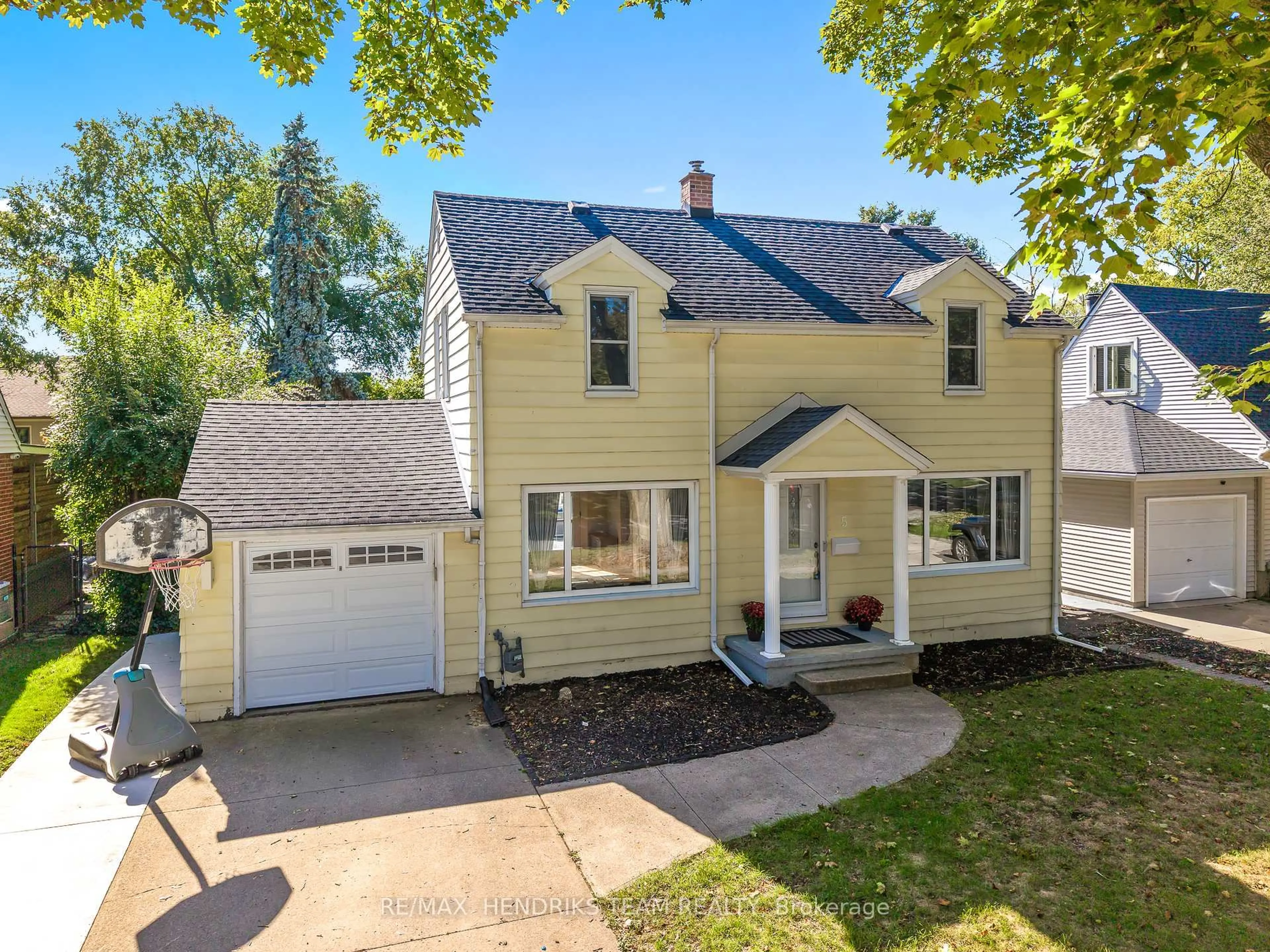 Home with vinyl exterior material, street for 5 Maplewood Dr, St. Catharines Ontario L2M 3N9