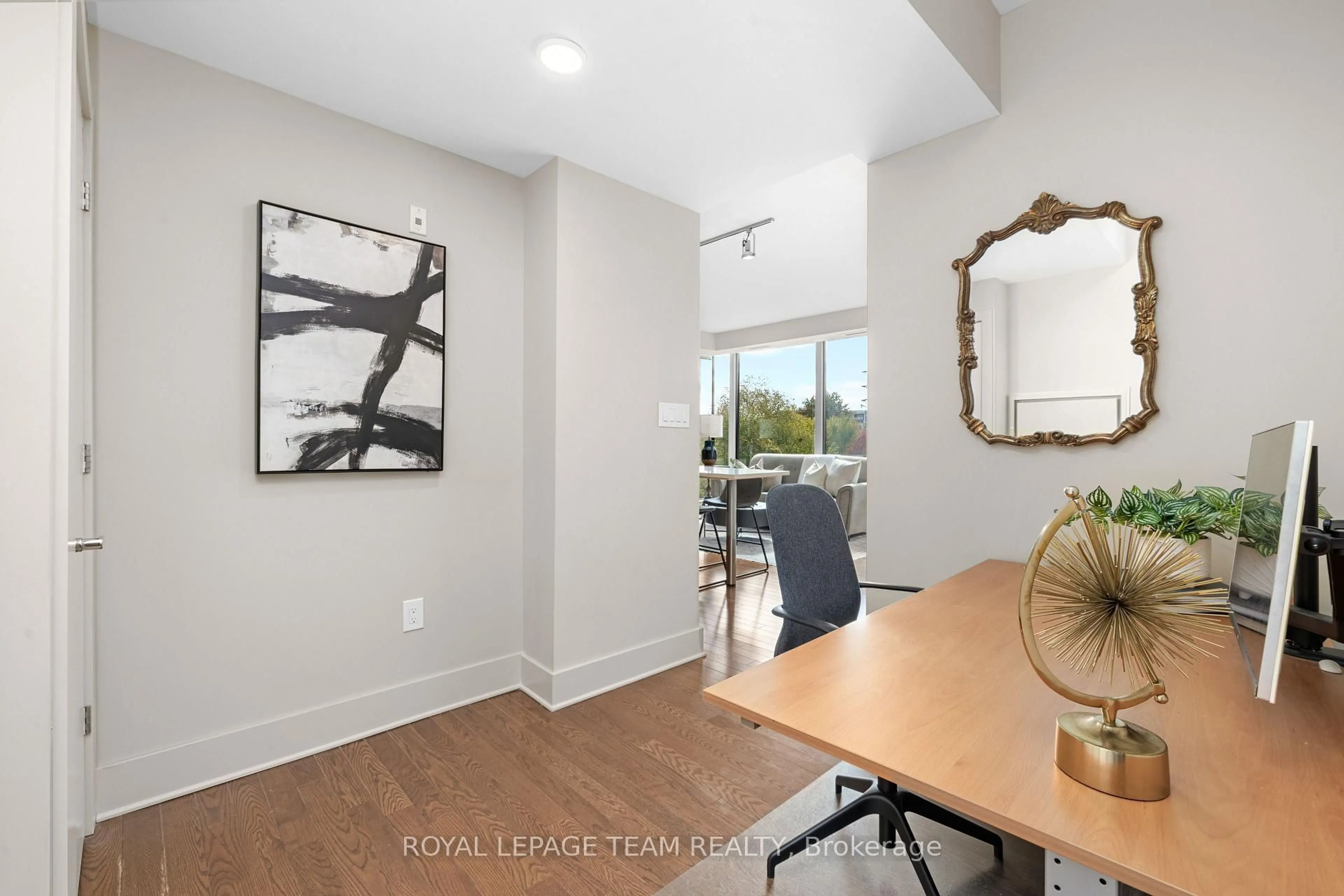 A pic of a room for 101 Richmond Rd #306, Ottawa Ontario K1Z 0A6