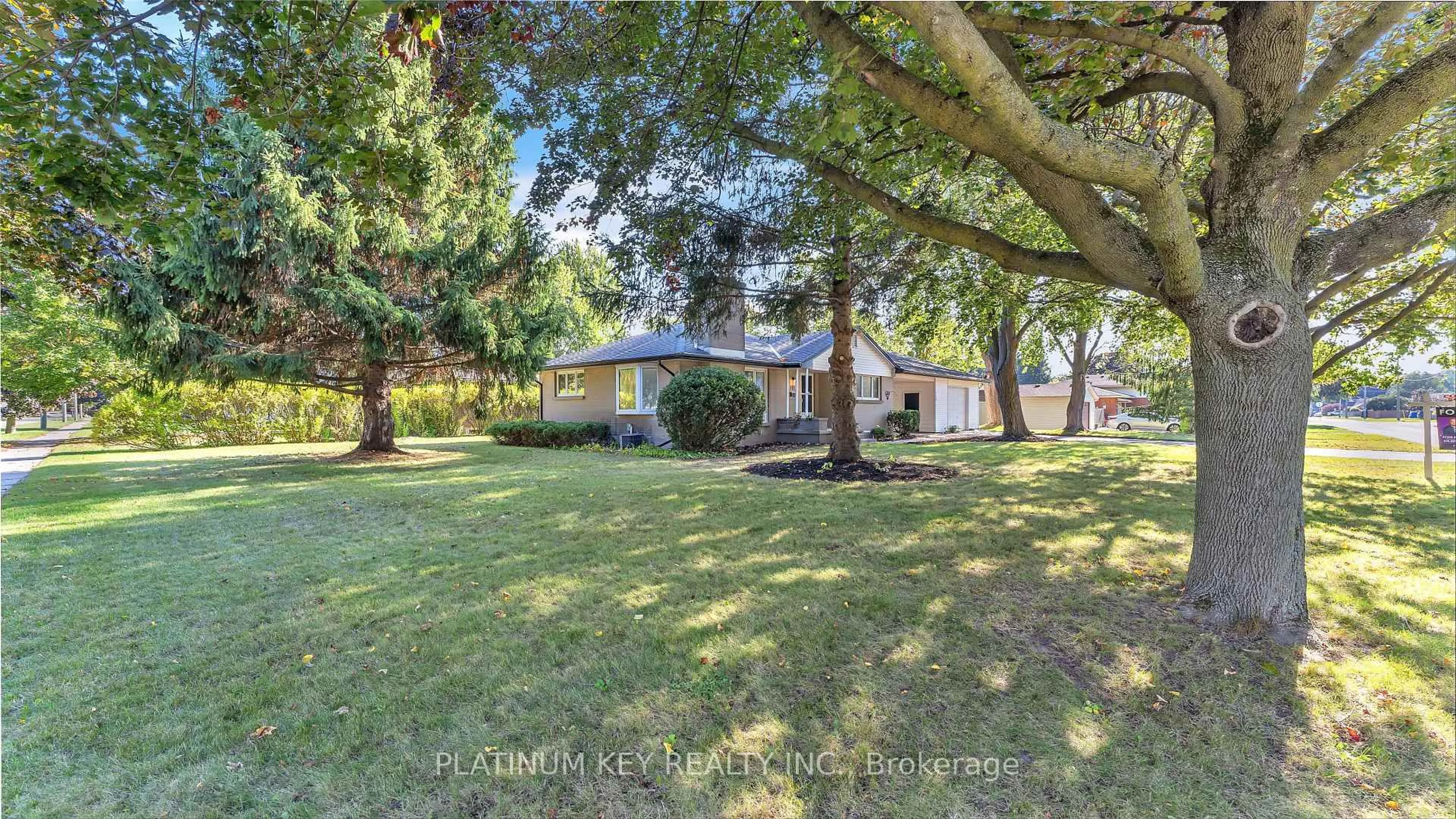 A pic from outside/outdoor area/front of a property/back of a property/a pic from drone, street for 112 Ontario St, Strathroy-Caradoc Ontario N7G 1B6