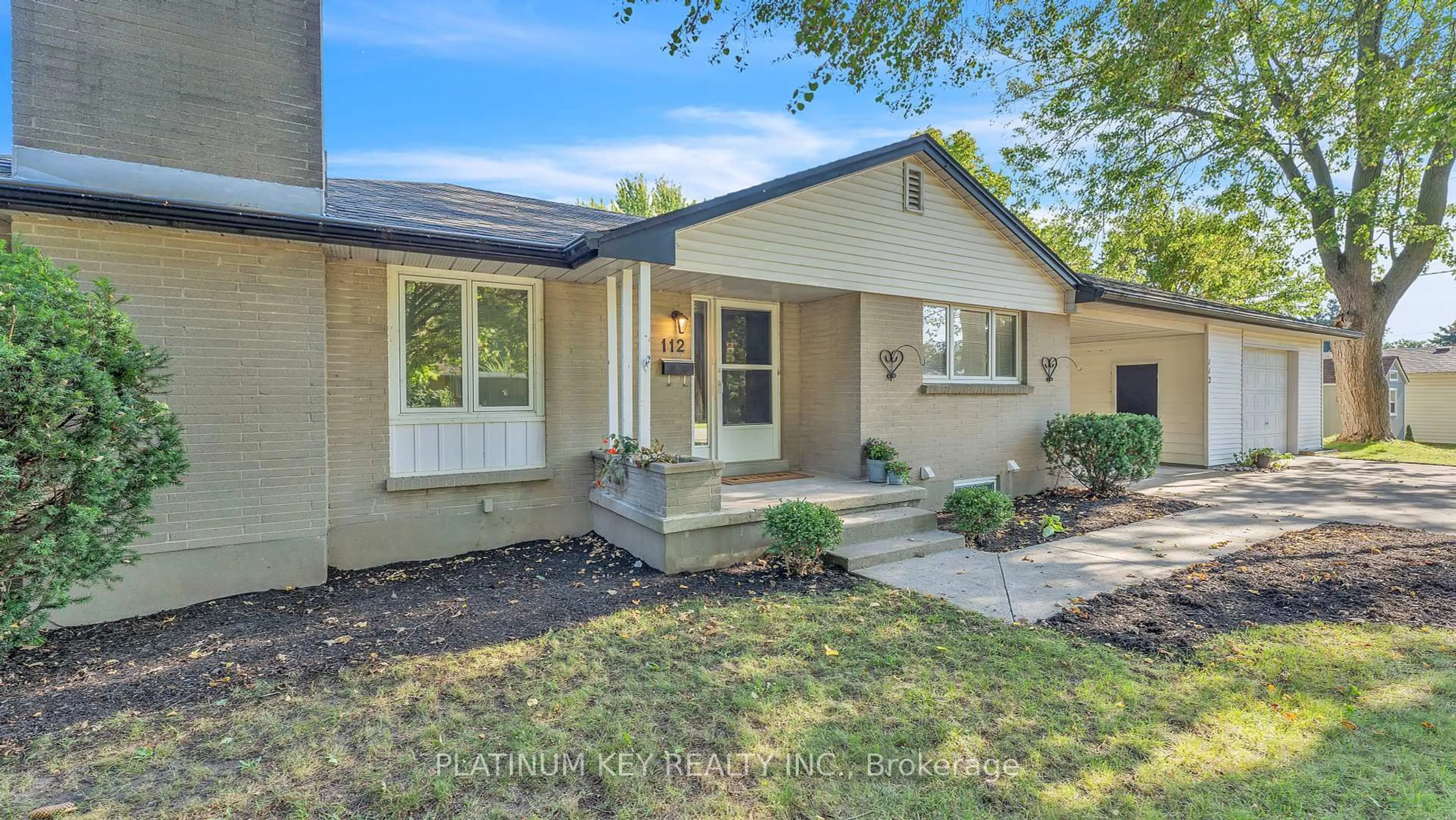 Home with vinyl exterior material, street for 112 Ontario St, Strathroy-Caradoc Ontario N7G 1B6