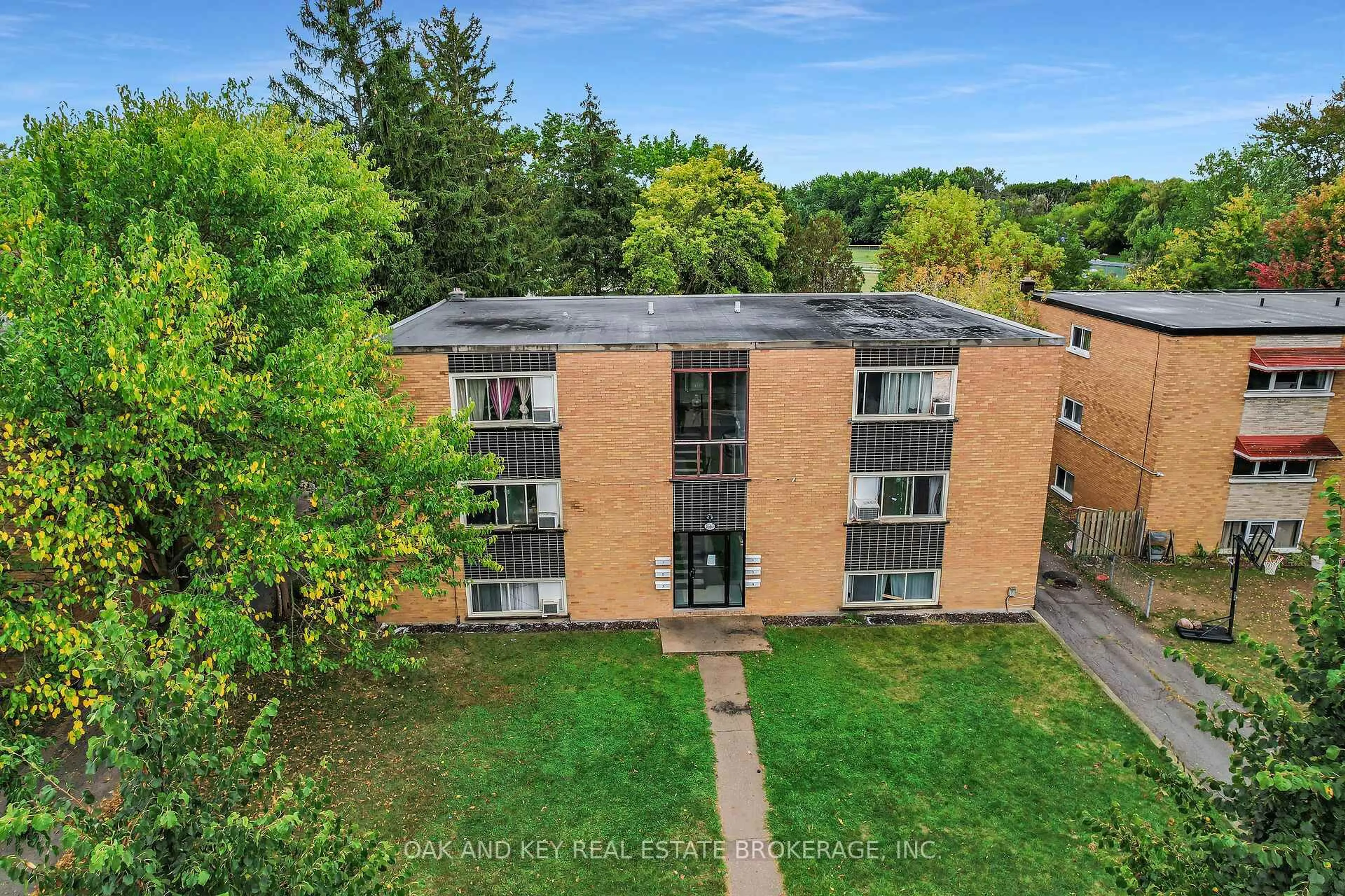 A pic from outside/outdoor area/front of a property/back of a property/a pic from drone, building for 1563 Allen Pl, London East Ontario N5W 2V9