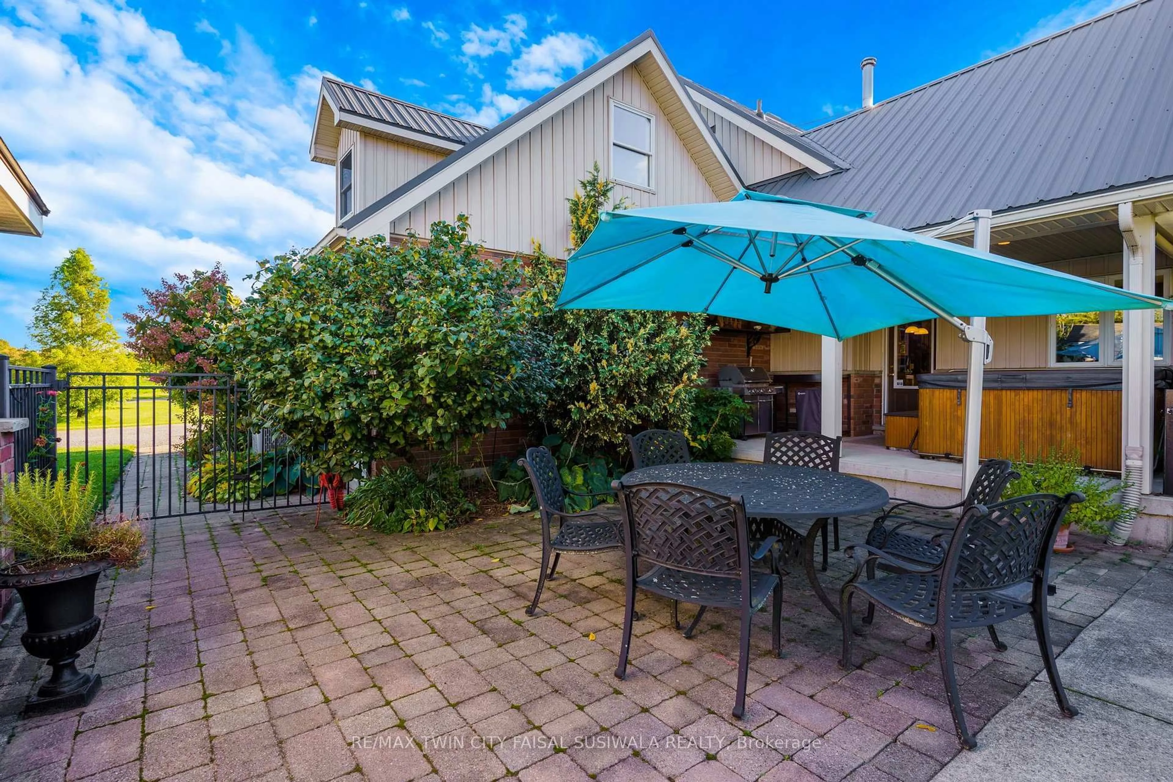 Patio, street for 103 Powerline Rd, Brant Ontario N3T 5L8