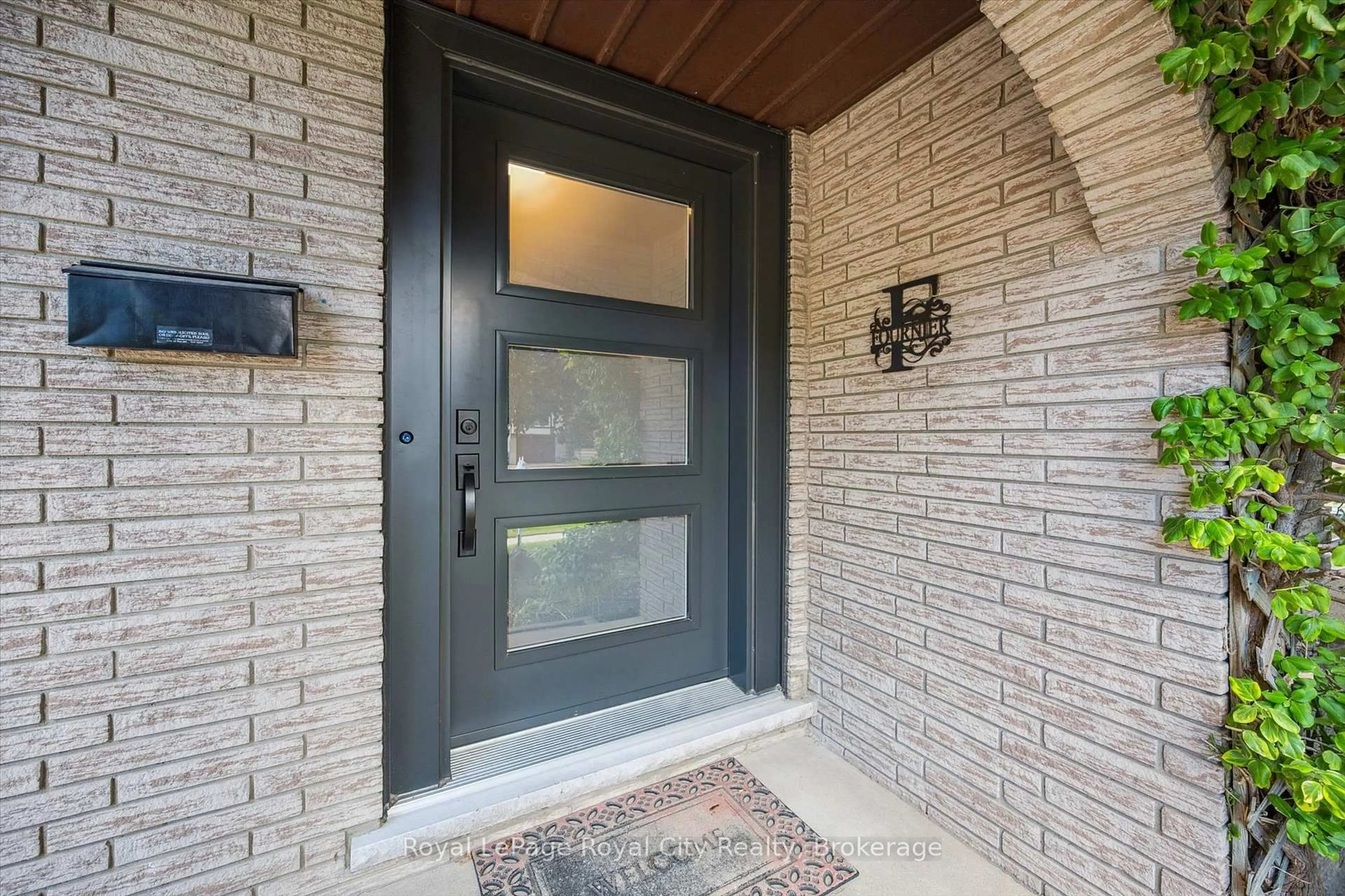 Indoor entryway for 236 IRONWOOD Rd, Guelph Ontario N1G 3G1