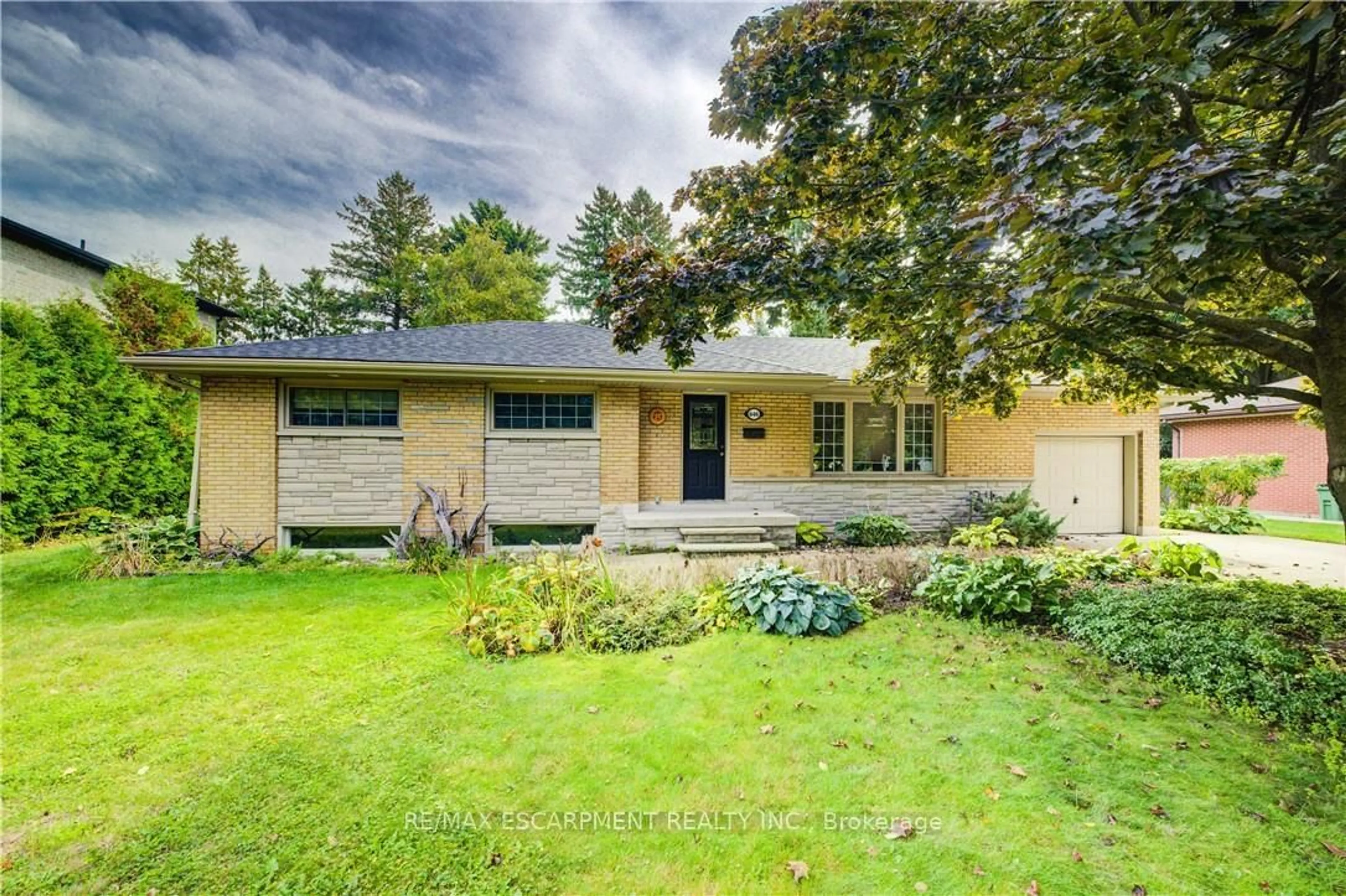 Unknown for 646 Iroquois Ave, Hamilton Ontario L9G 3B4