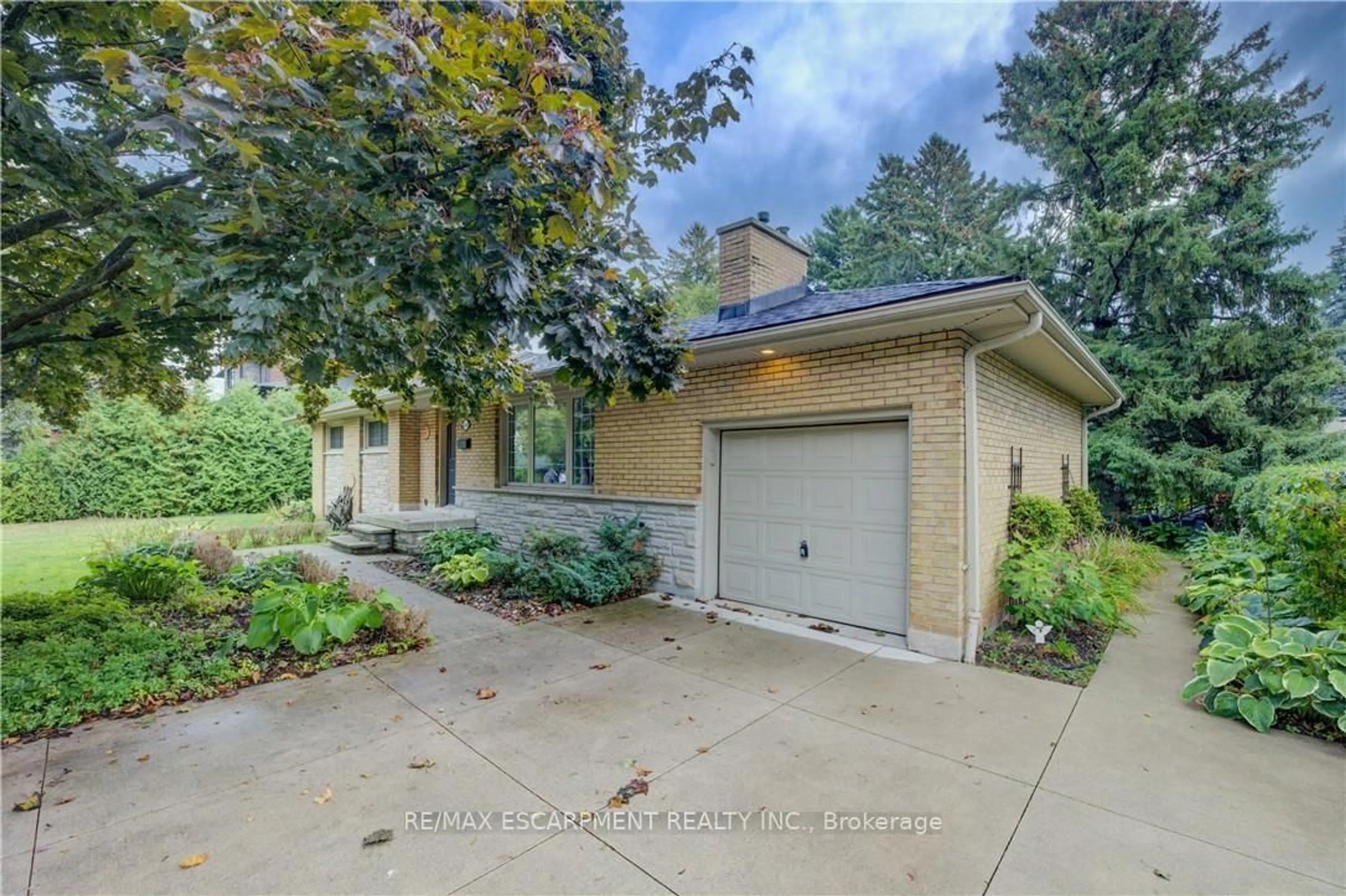 Home with brick exterior material, street for 646 Iroquois Ave, Hamilton Ontario L9G 3B4