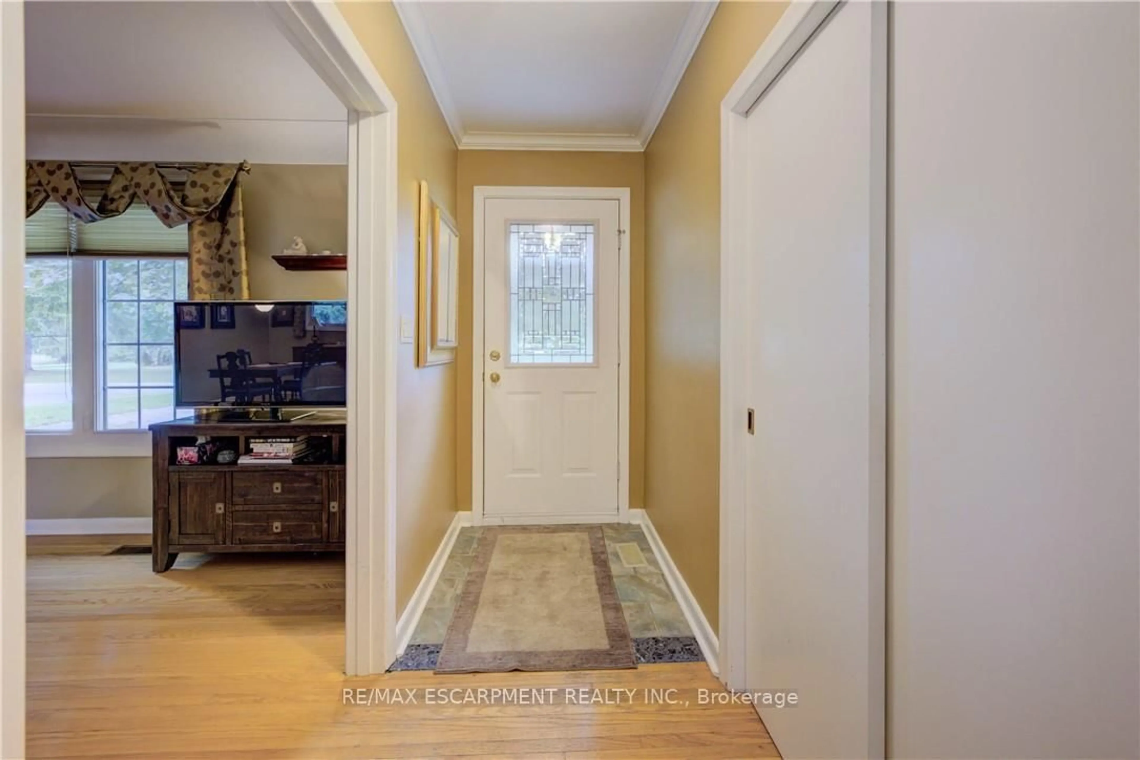 Indoor entryway for 646 Iroquois Ave, Hamilton Ontario L9G 3B4