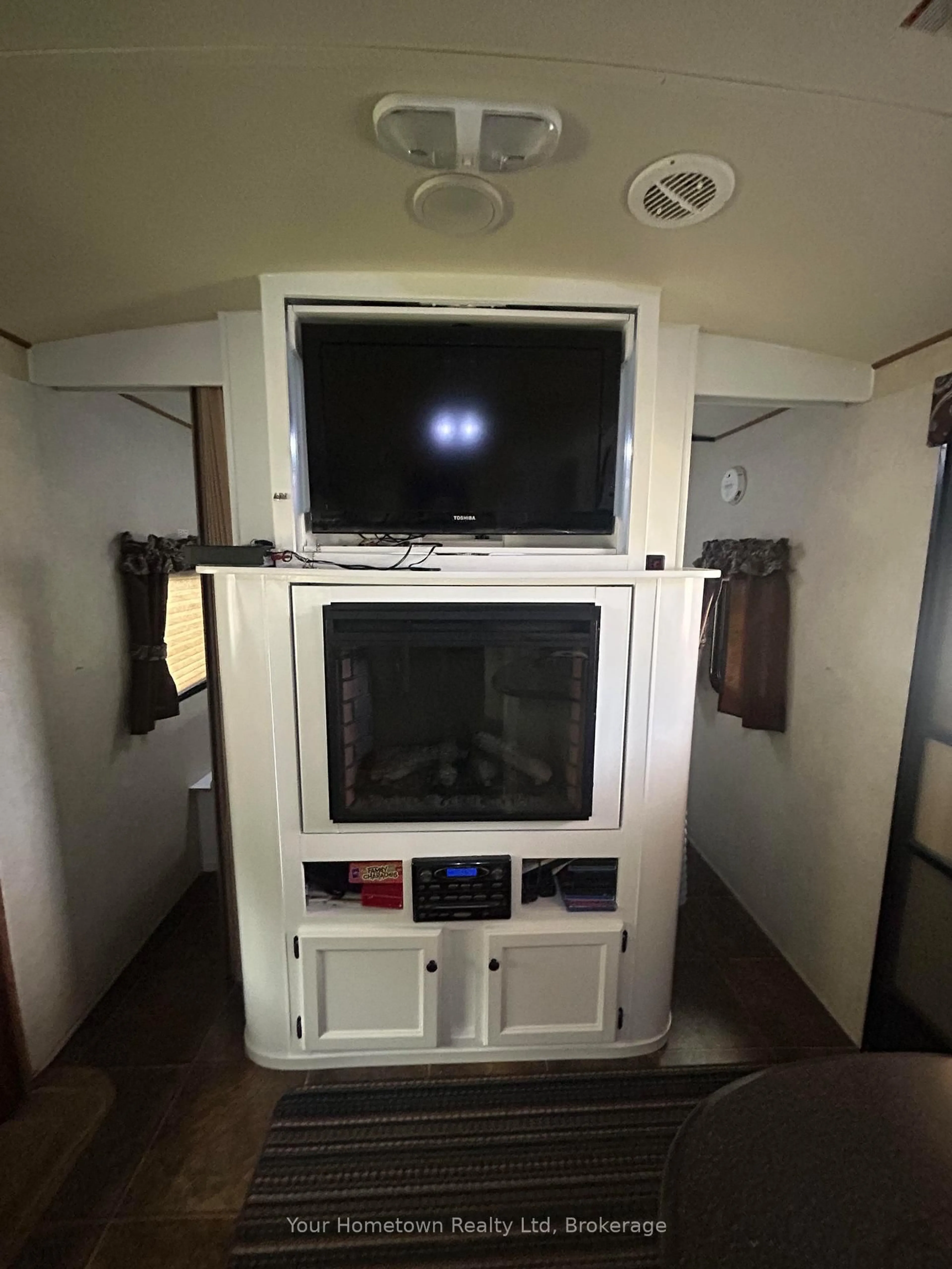 Home theater for 619 Oak Cres, Centre Wellington Ontario N0B 1J0