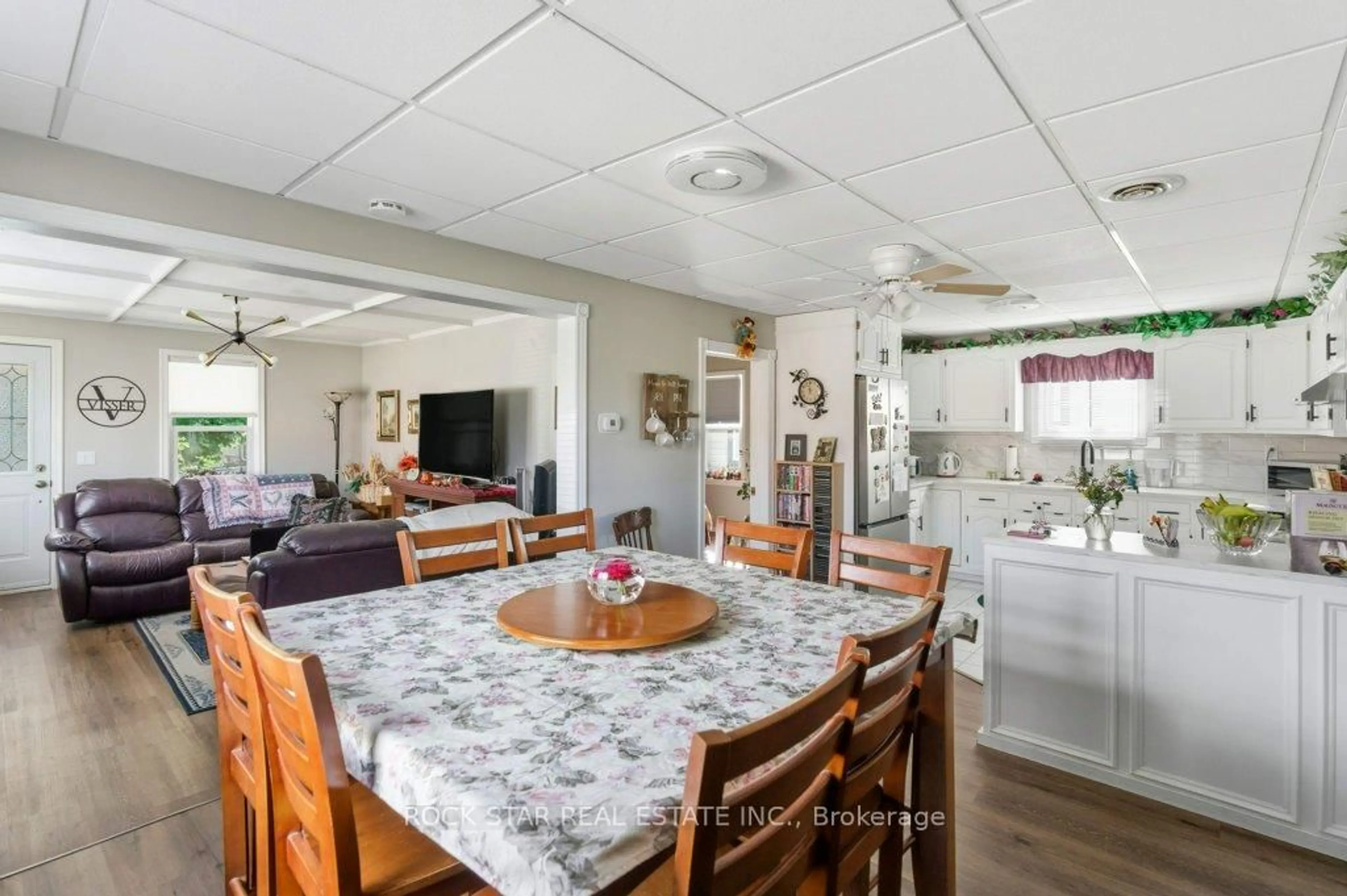 Open concept kitchen, ceramic/tile floor for 111 McAlpine Ave, Welland Ontario L3B 1T7