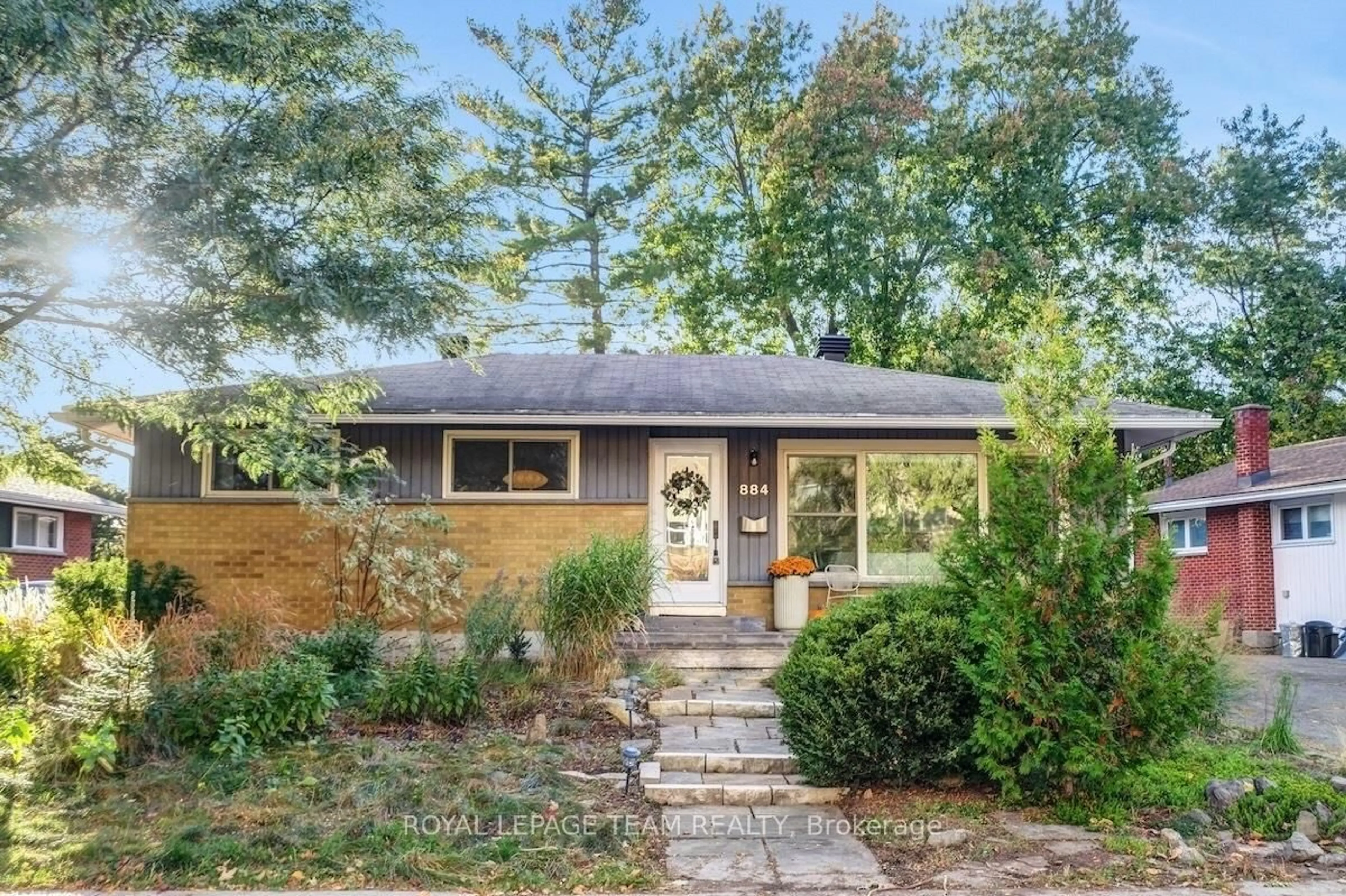 Home with brick exterior material, street for 884 ADMIRAL Ave, Ottawa Ontario K1Z 6L7