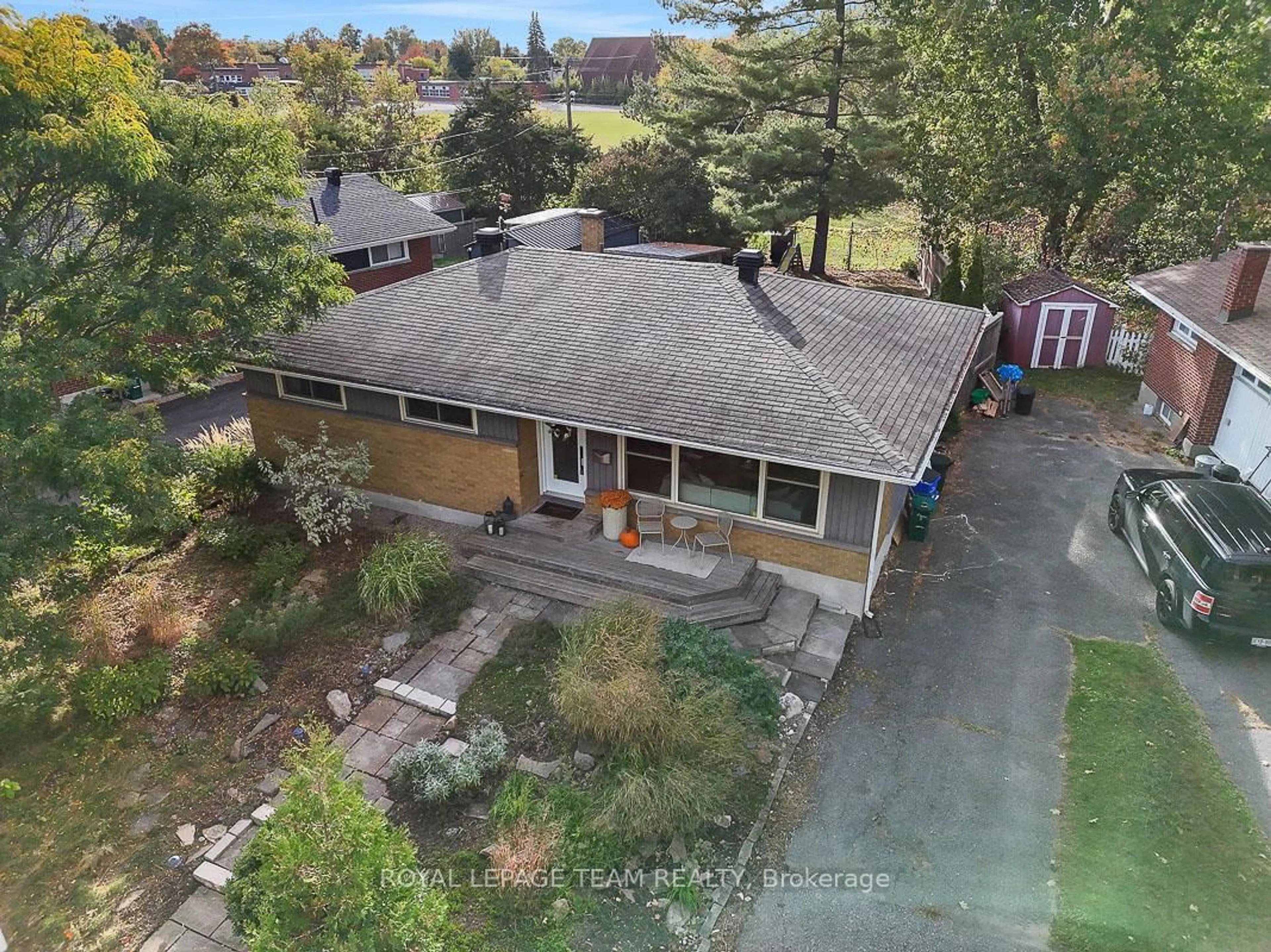 A pic from outside/outdoor area/front of a property/back of a property/a pic from drone, unknown for 884 ADMIRAL Ave, Ottawa Ontario K1Z 6L7