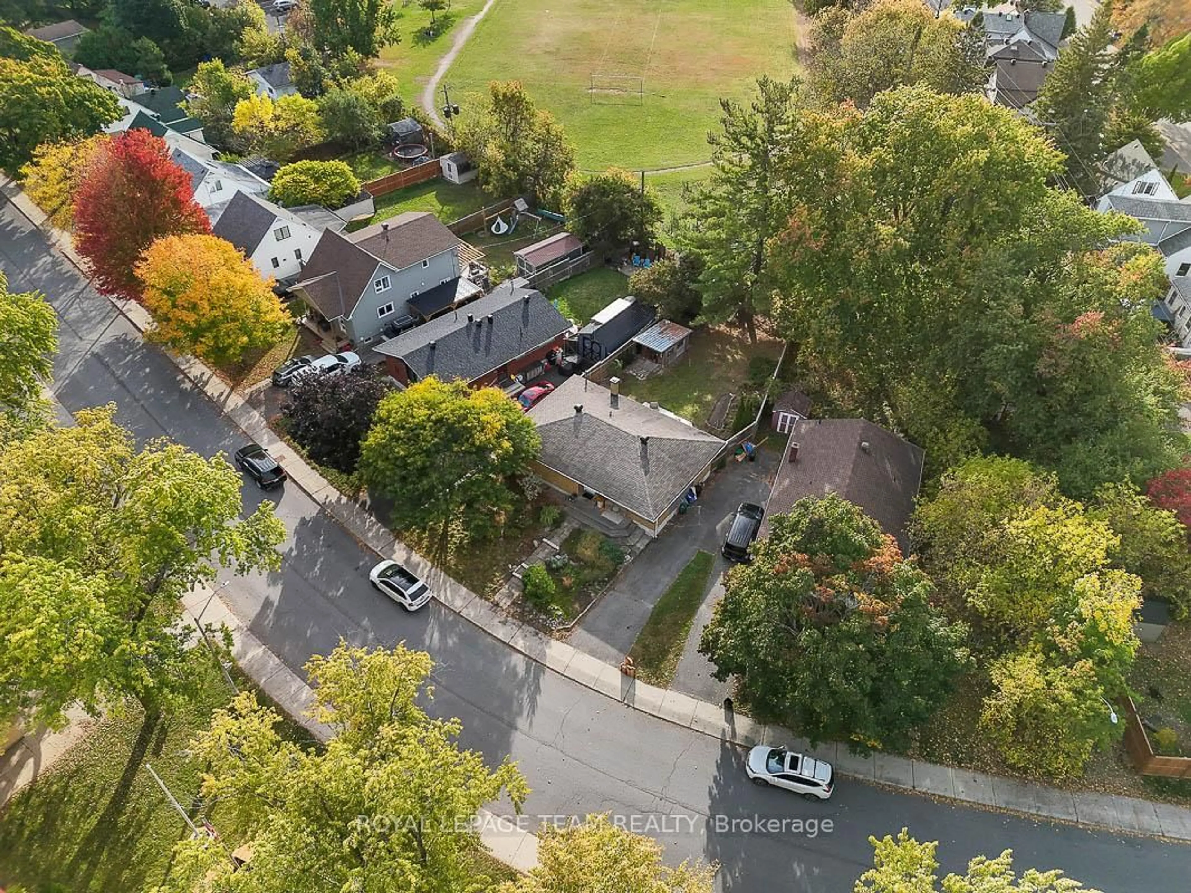 A pic from outside/outdoor area/front of a property/back of a property/a pic from drone, street for 884 ADMIRAL Ave, Ottawa Ontario K1Z 6L7