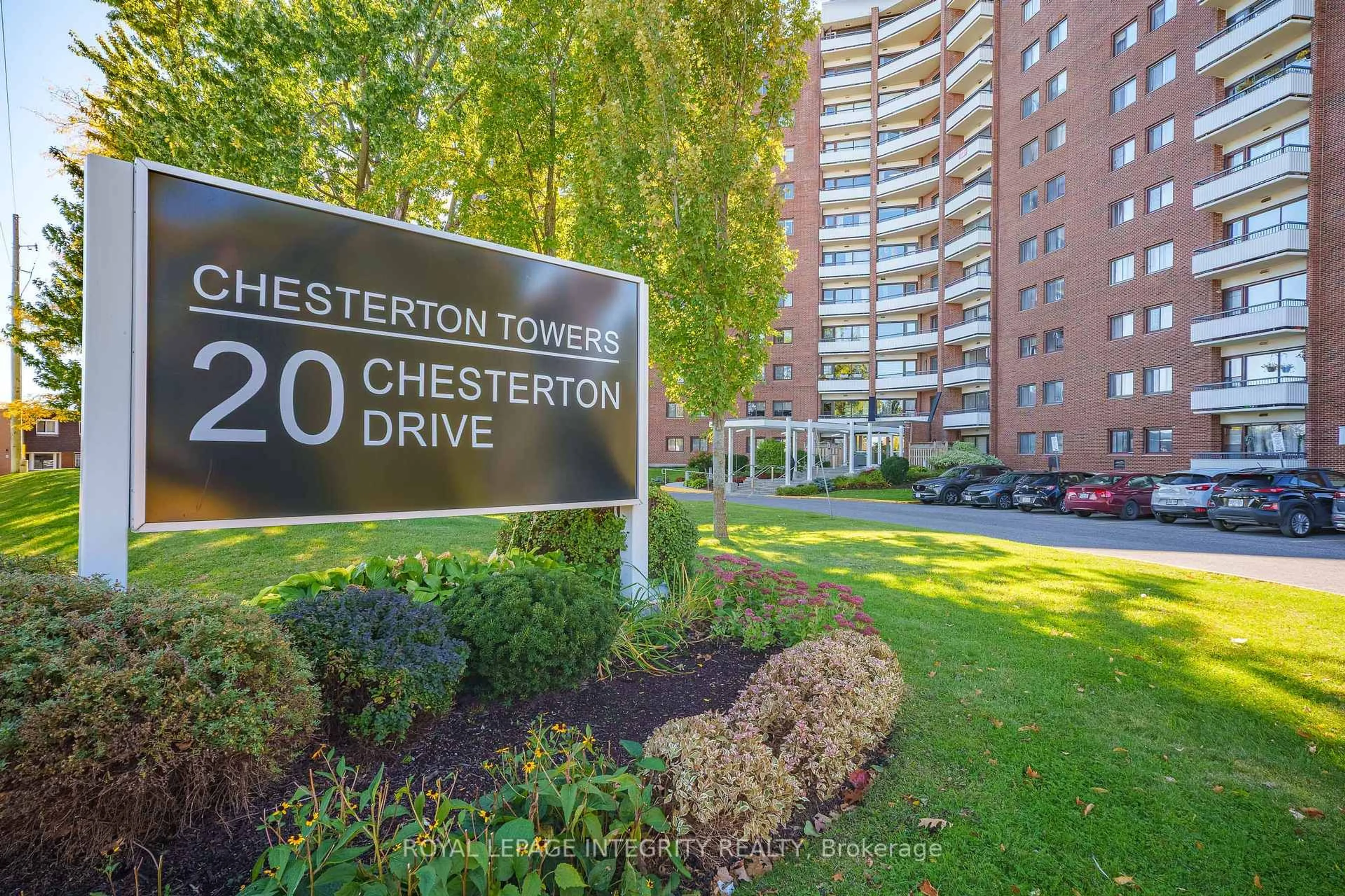 Indoor foyer for 20 Chesterton Dr #1010, Ottawa Ontario K2E 6Z7