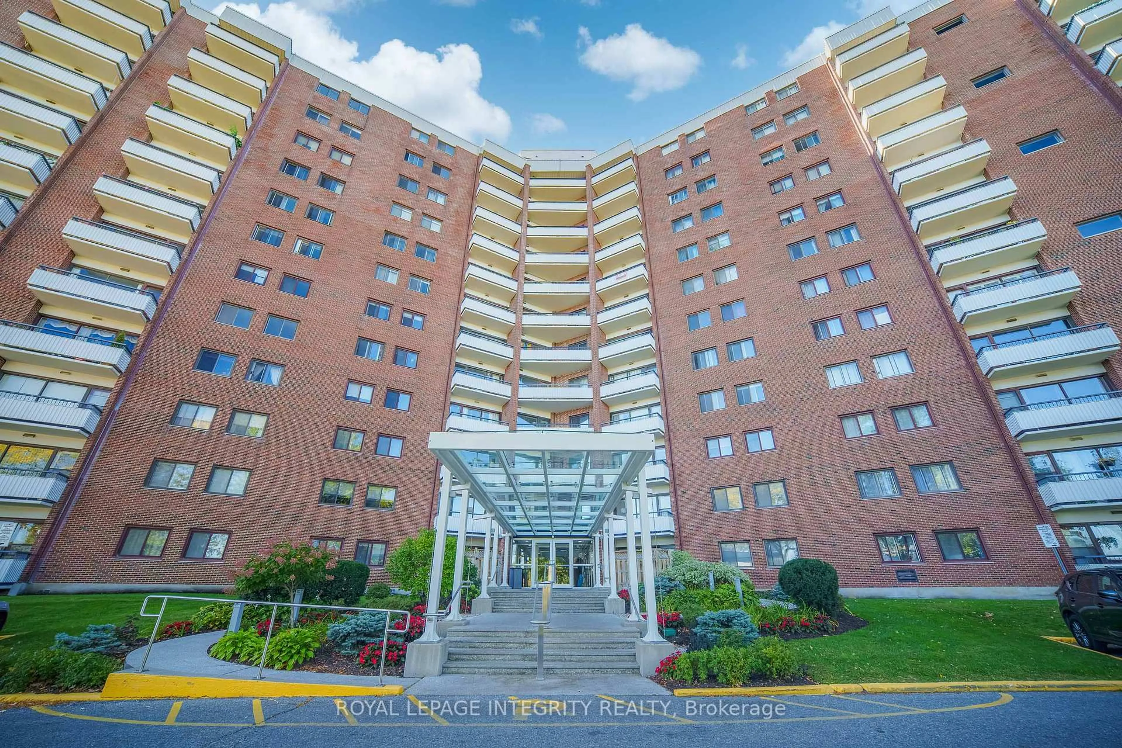 Indoor foyer for 20 Chesterton Dr #1010, Ottawa Ontario K2E 6Z7