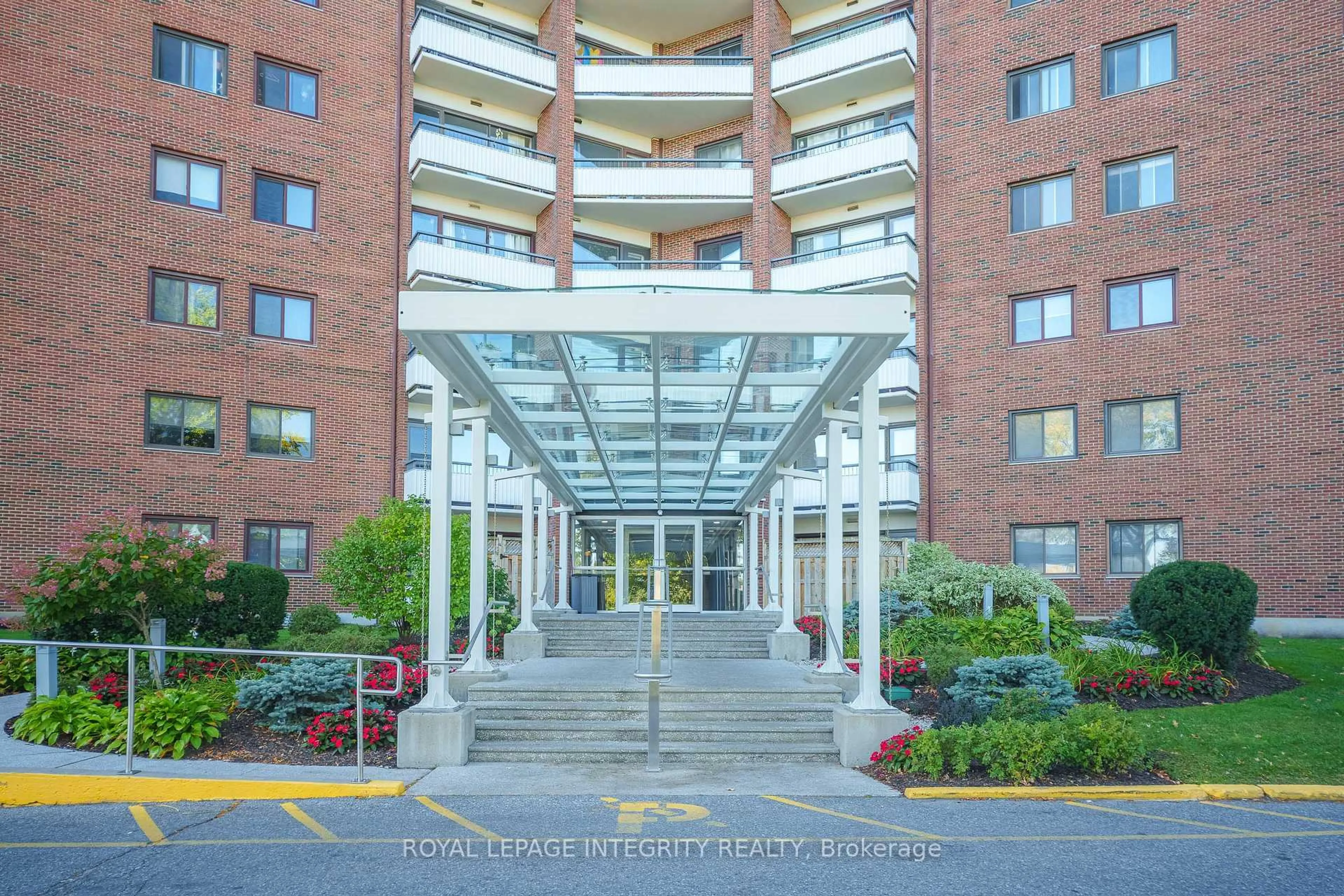 Indoor foyer for 20 Chesterton Dr #1010, Ottawa Ontario K2E 6Z7