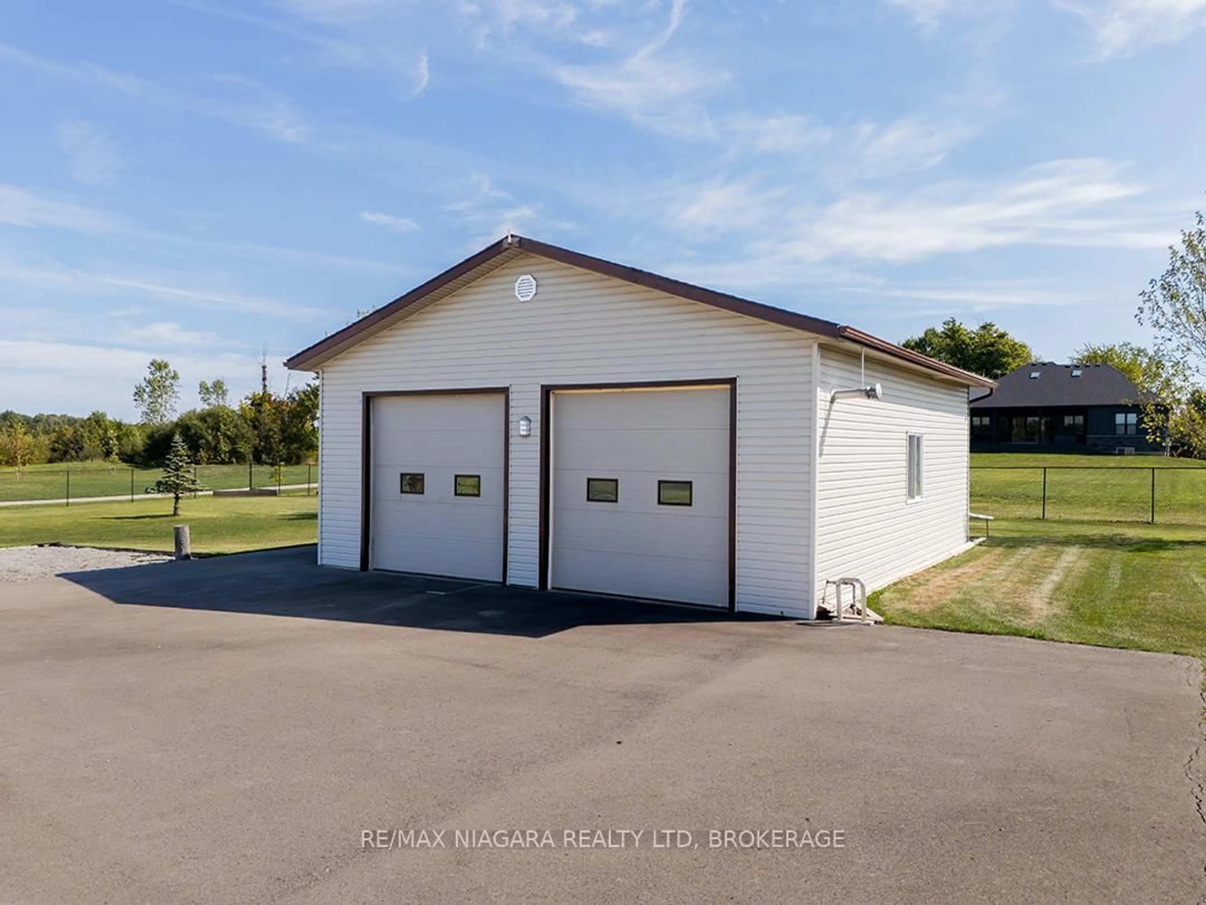 Indoor garage for 20219 Youngs Rd, Wainfleet Ontario L3K 5V4