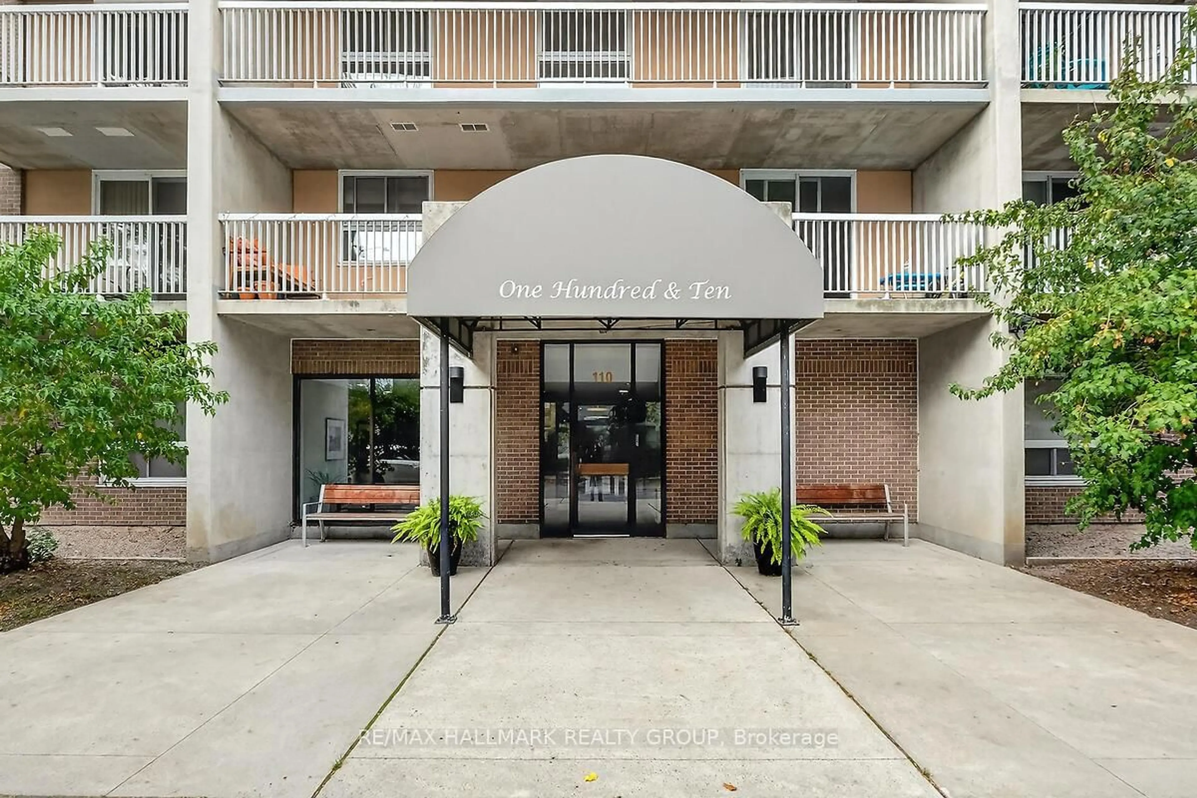 Indoor foyer for 110 Forward Ave #305, Ottawa Ontario K1Y 4S9