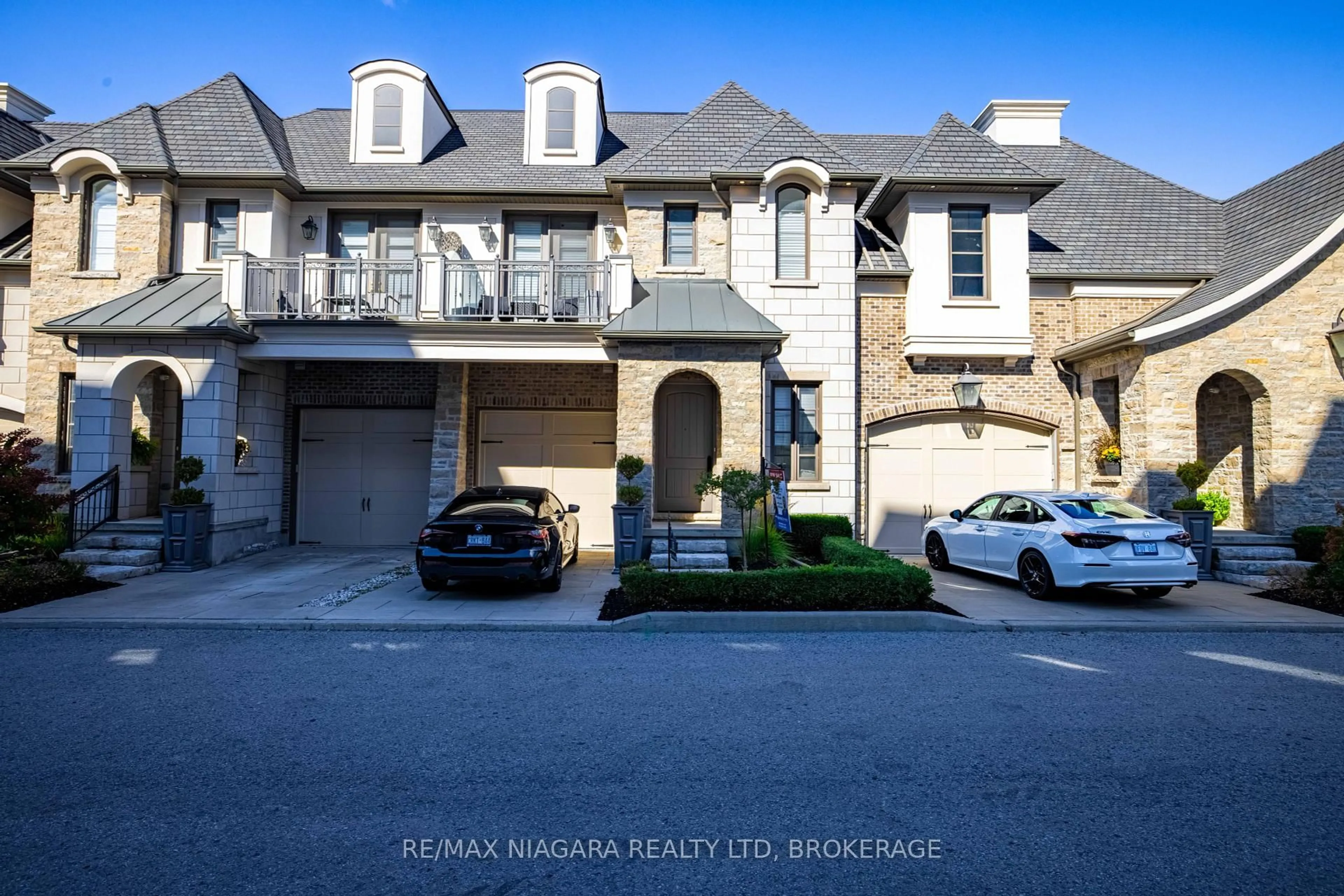 A pic from outside/outdoor area/front of a property/back of a property/a pic from drone, street for 15 ARBOURVALE Common, St. Catharines Ontario L2T 4C5