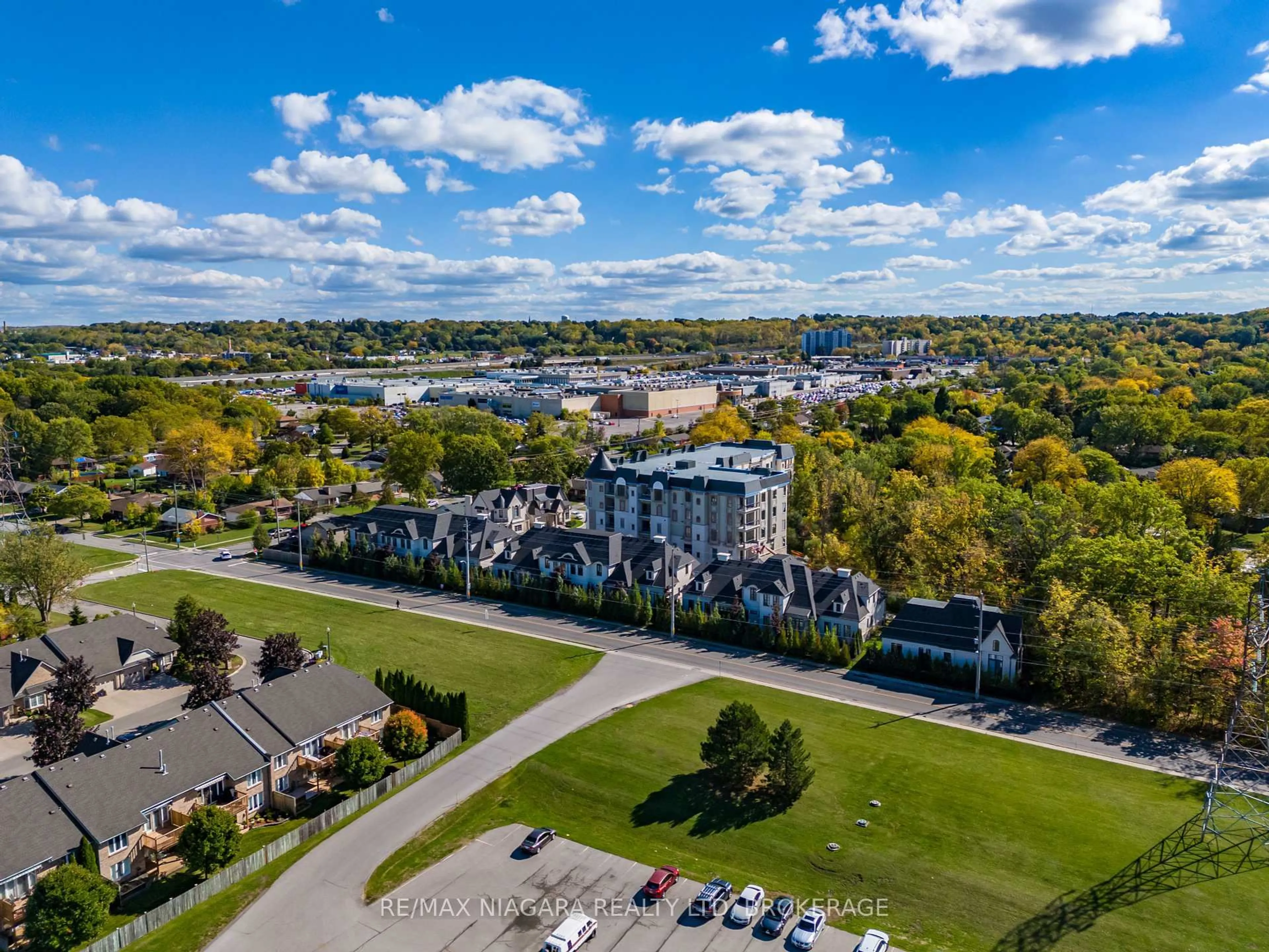 A pic from outside/outdoor area/front of a property/back of a property/a pic from drone, city buildings view from balcony for 15 ARBOURVALE Common, St. Catharines Ontario L2T 4C5