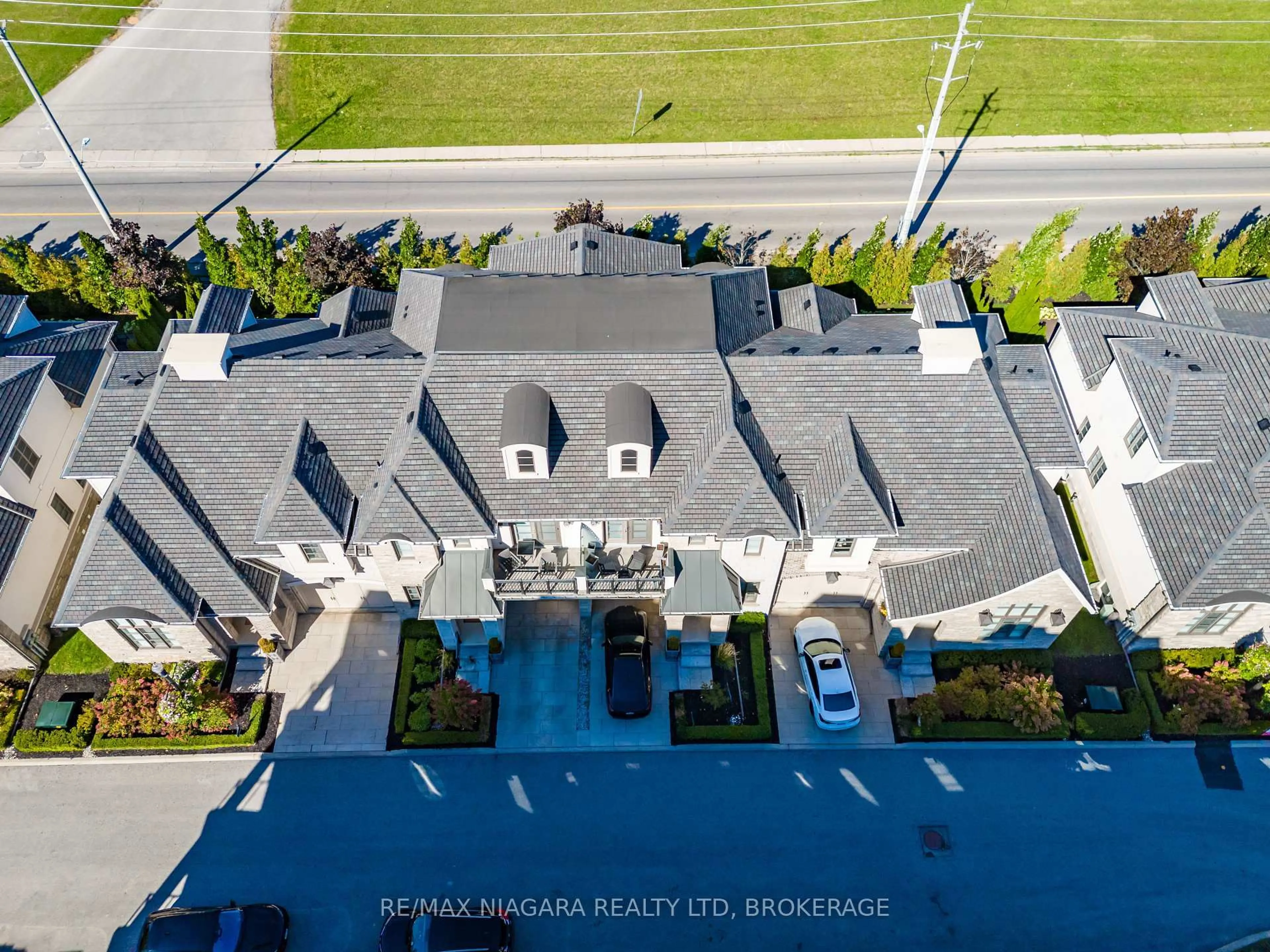 A pic from outside/outdoor area/front of a property/back of a property/a pic from drone, city buildings view from balcony for 15 ARBOURVALE Common, St. Catharines Ontario L2T 4C5