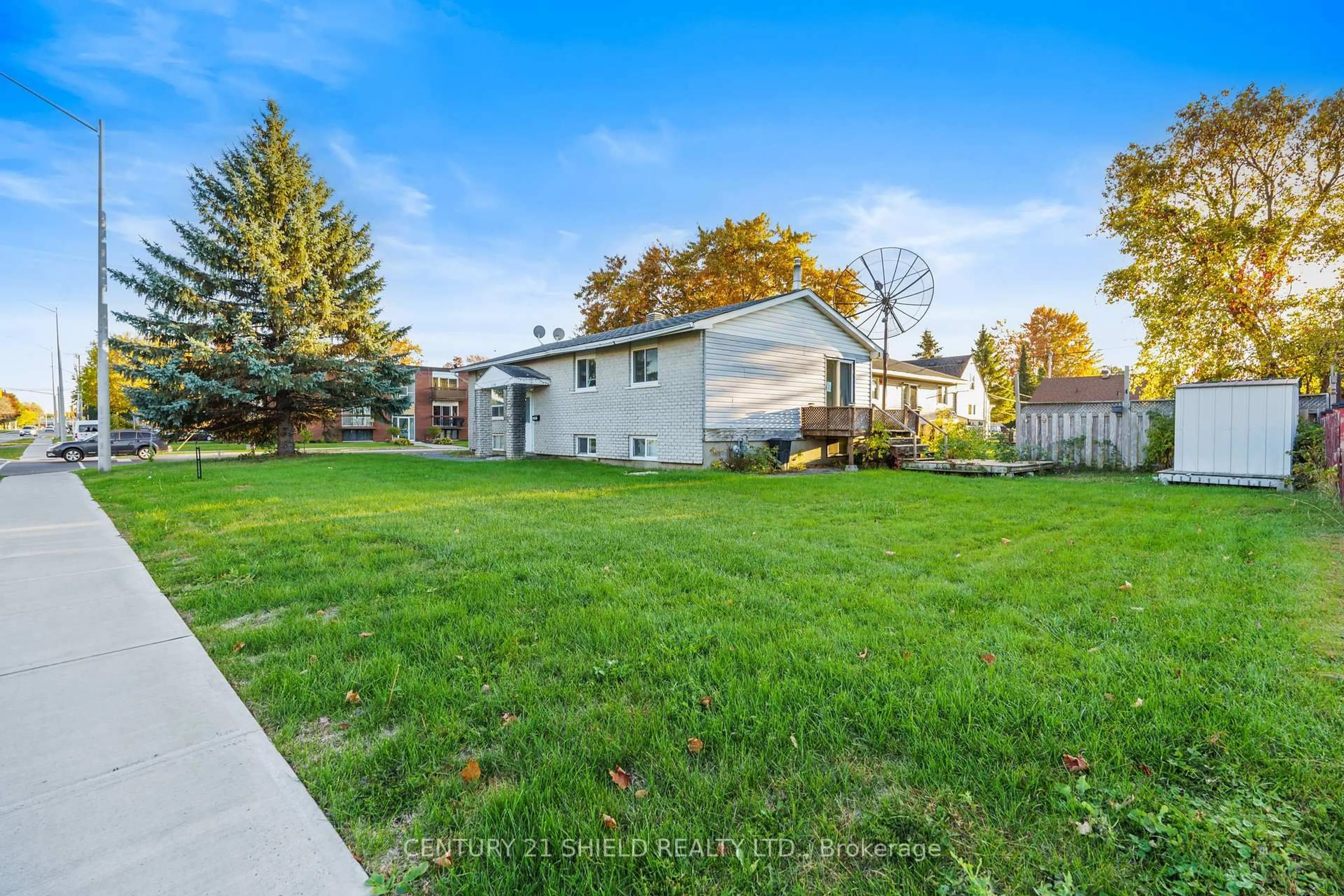 A pic from outside/outdoor area/front of a property/back of a property/a pic from drone, street for 1130 Sydney St, Cornwall Ontario K6H 6A1