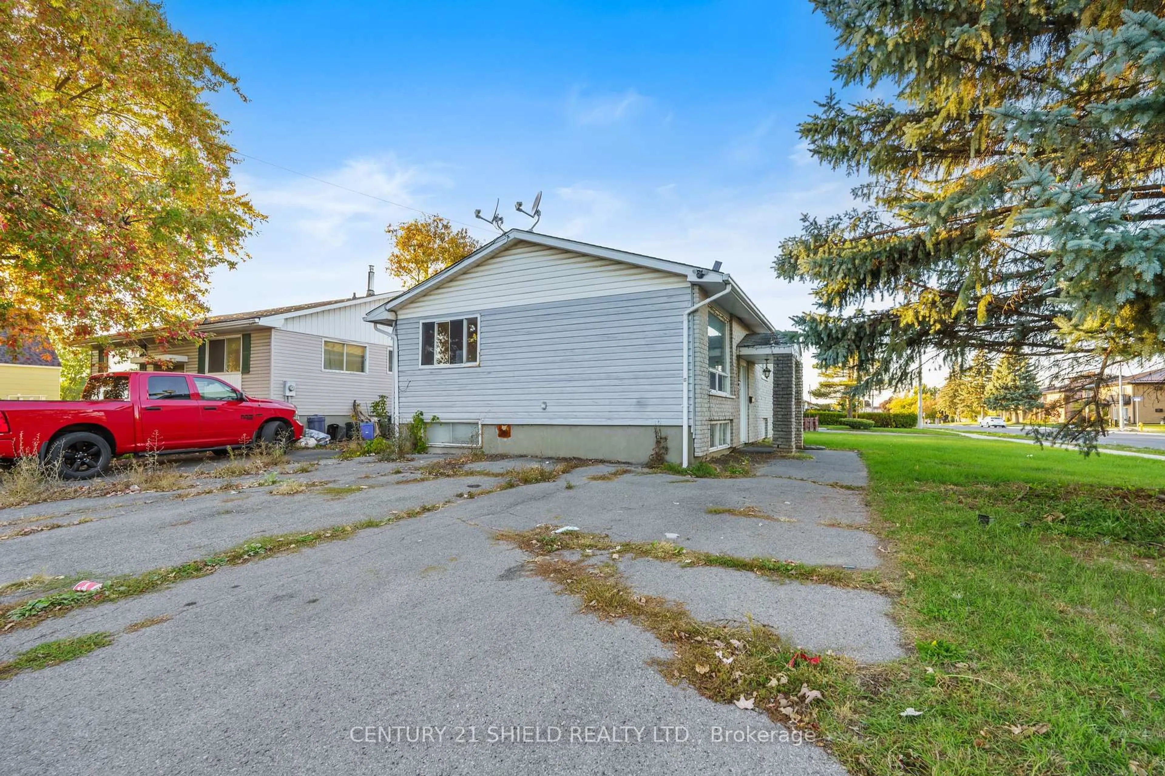 A pic from outside/outdoor area/front of a property/back of a property/a pic from drone, street for 1130 Sydney St, Cornwall Ontario K6H 6A1