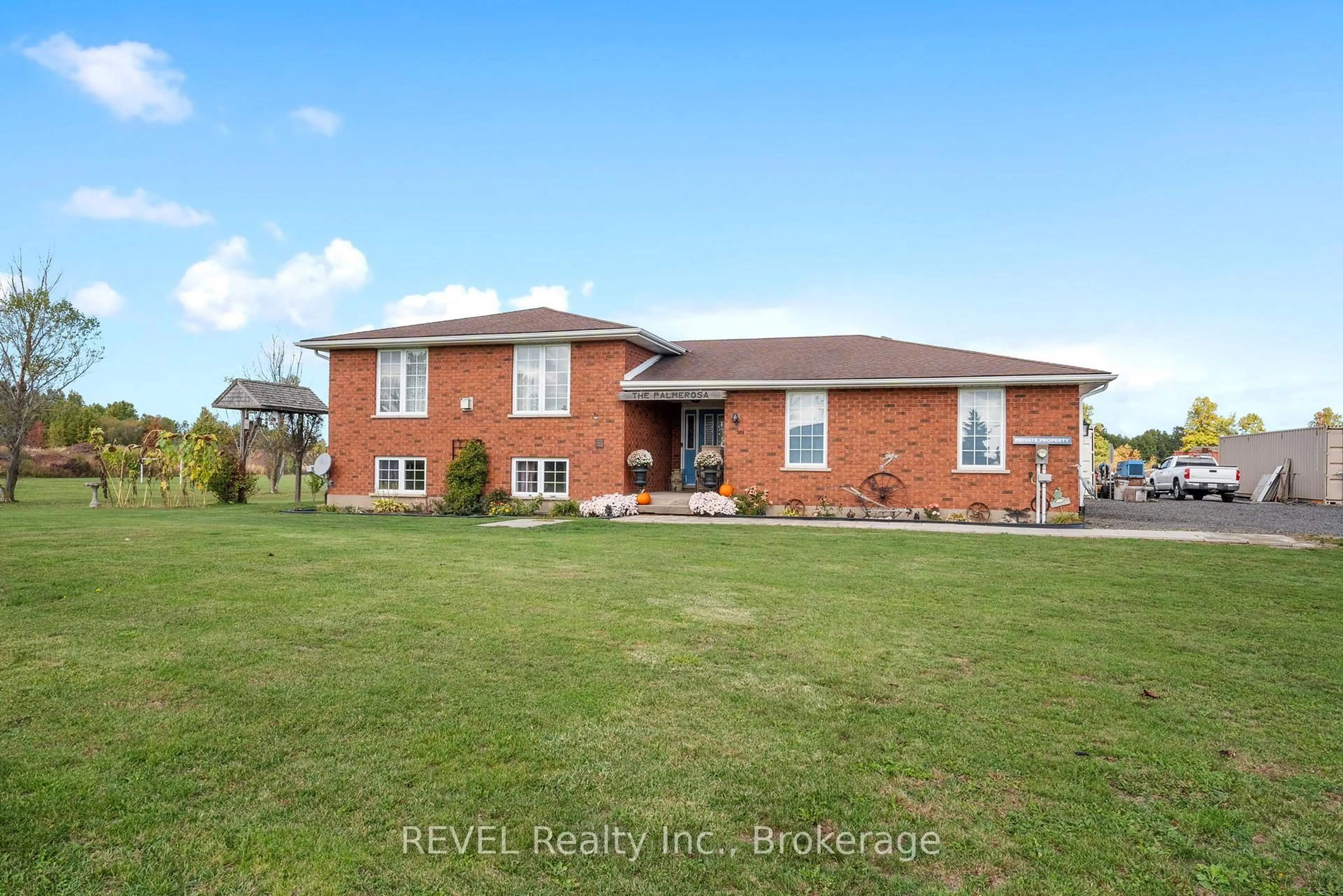A pic from outside/outdoor area/front of a property/back of a property/a pic from drone, building for 3594 Netherby Rd, Fort Erie Ontario L3B 5N7