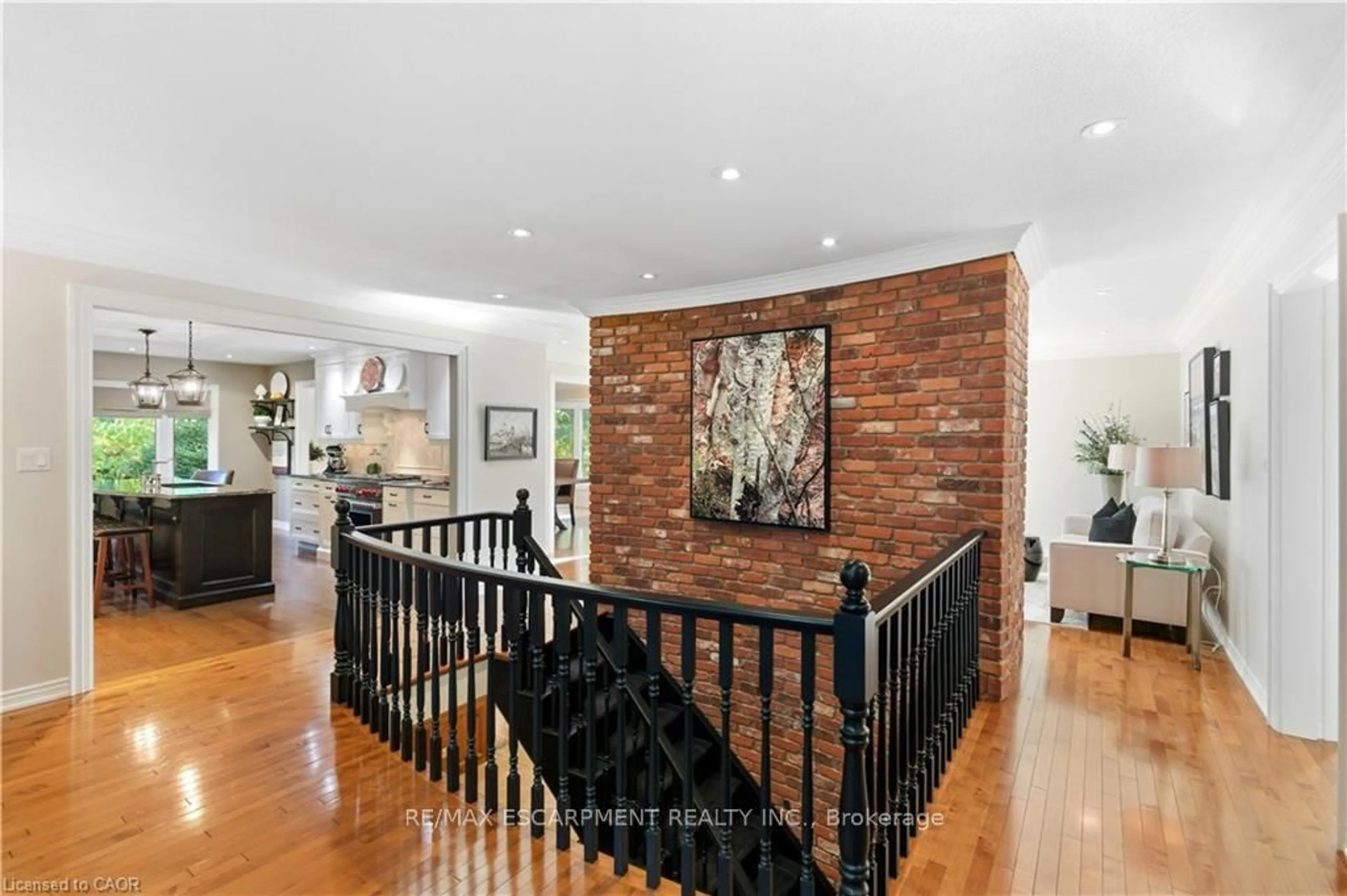 Indoor foyer for 9 Mays Cres, Hamilton Ontario L8B 0G4