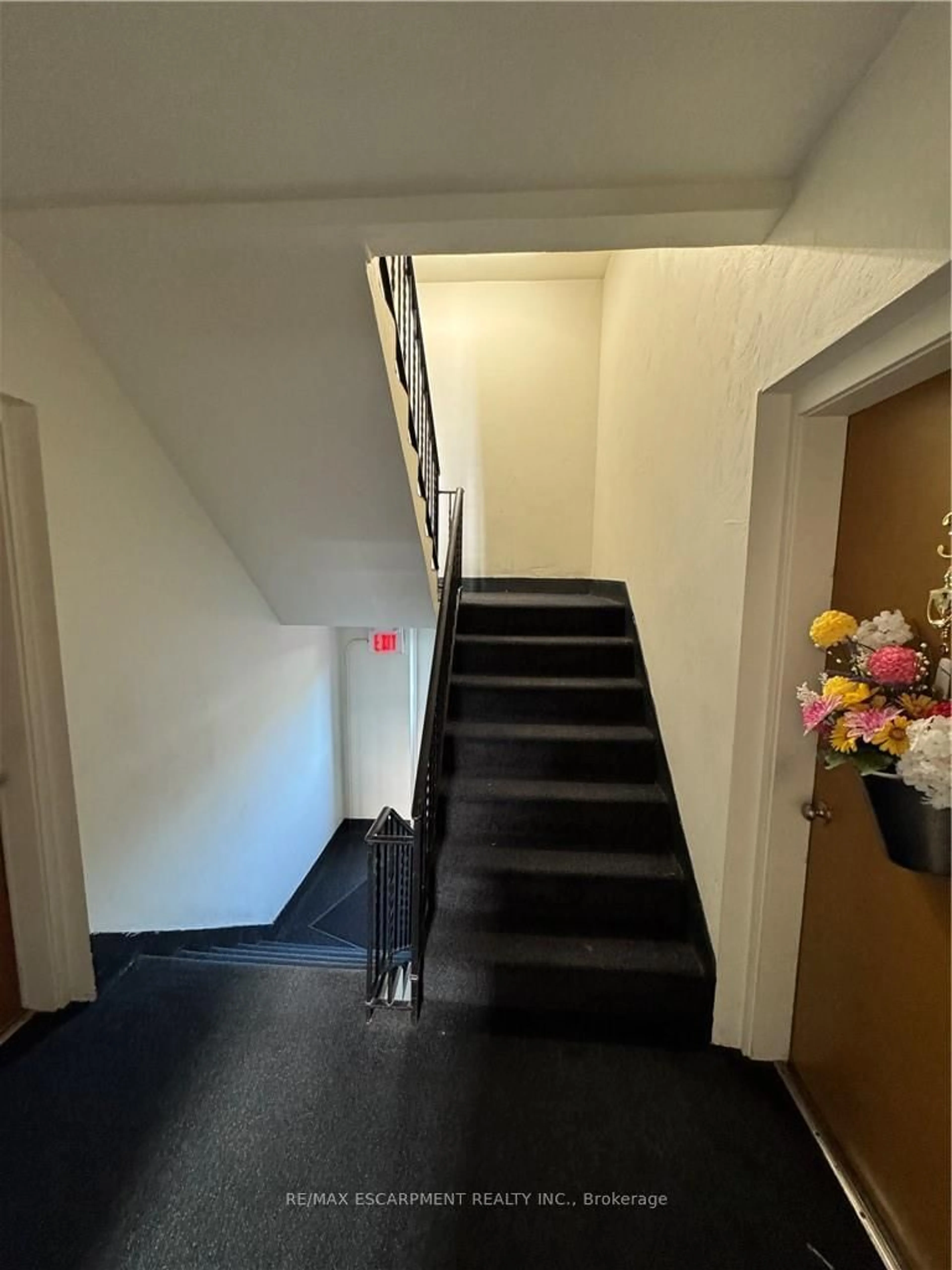Indoor foyer for 1755 KING St #11, Hamilton Ontario L8K 1V6