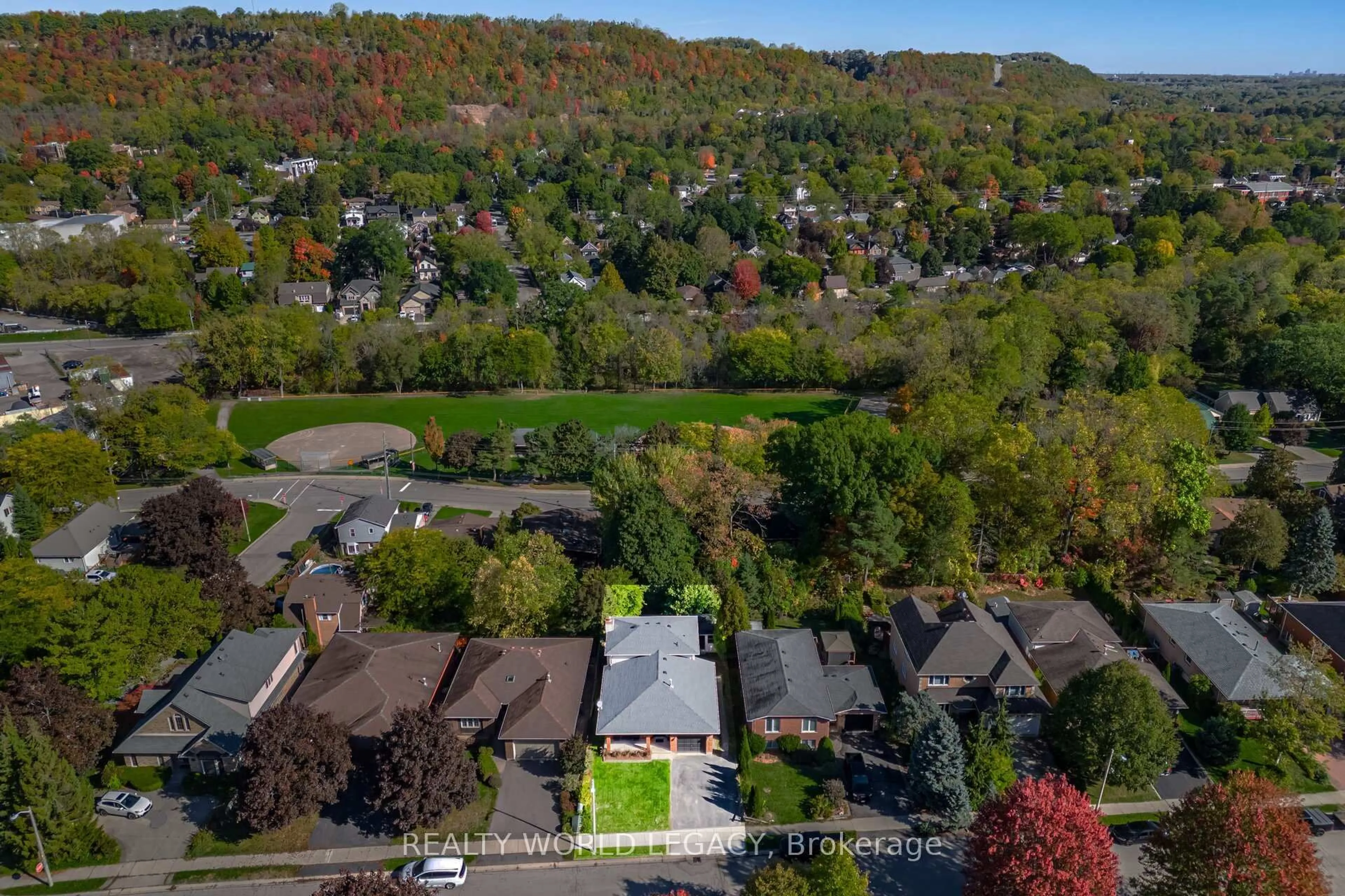 A pic from outside/outdoor area/front of a property/back of a property/a pic from drone, mountain view for 33 Morton Ave, Hamilton Ontario L9H 6W6