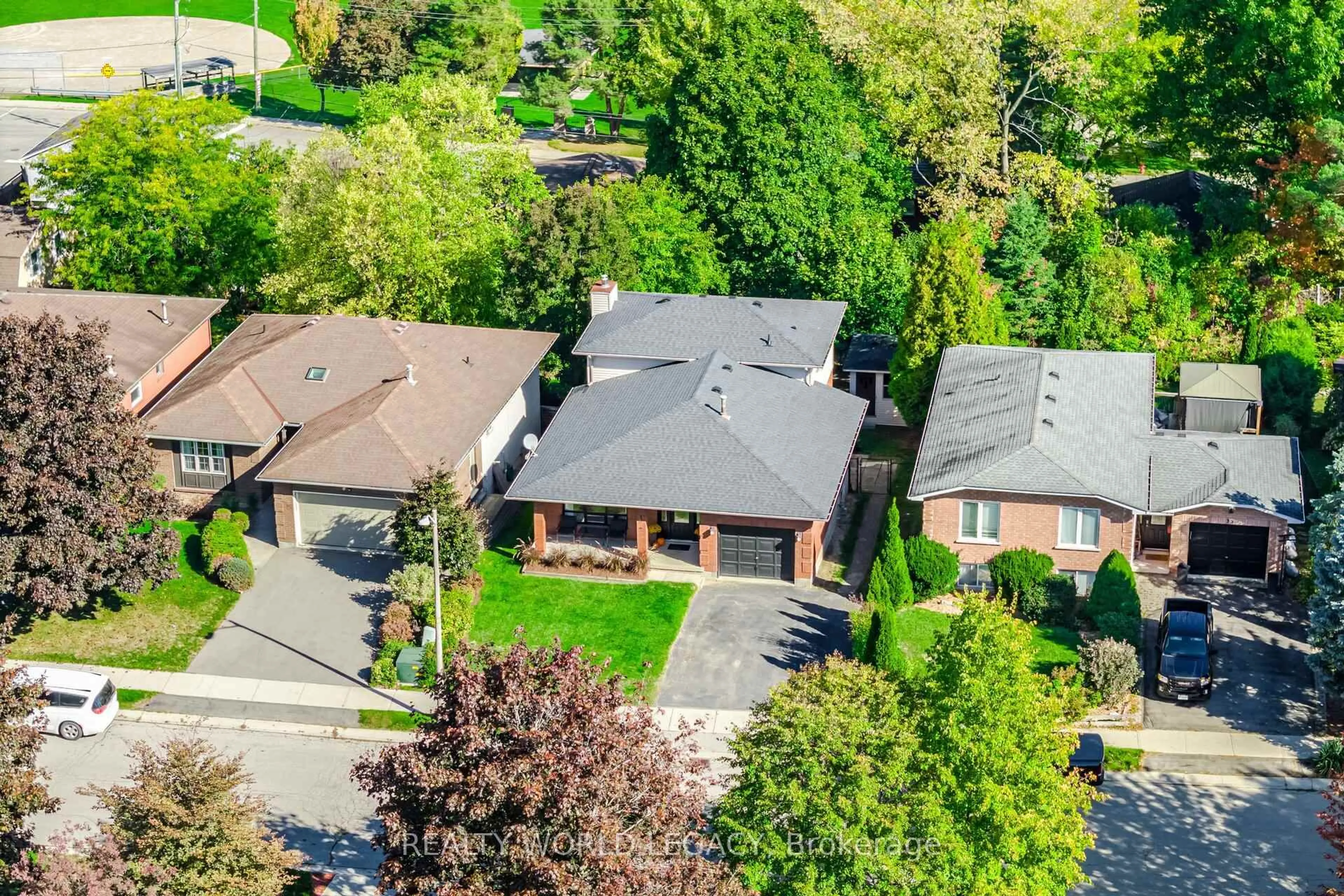 A pic from outside/outdoor area/front of a property/back of a property/a pic from drone, street for 33 Morton Ave, Hamilton Ontario L9H 6W6