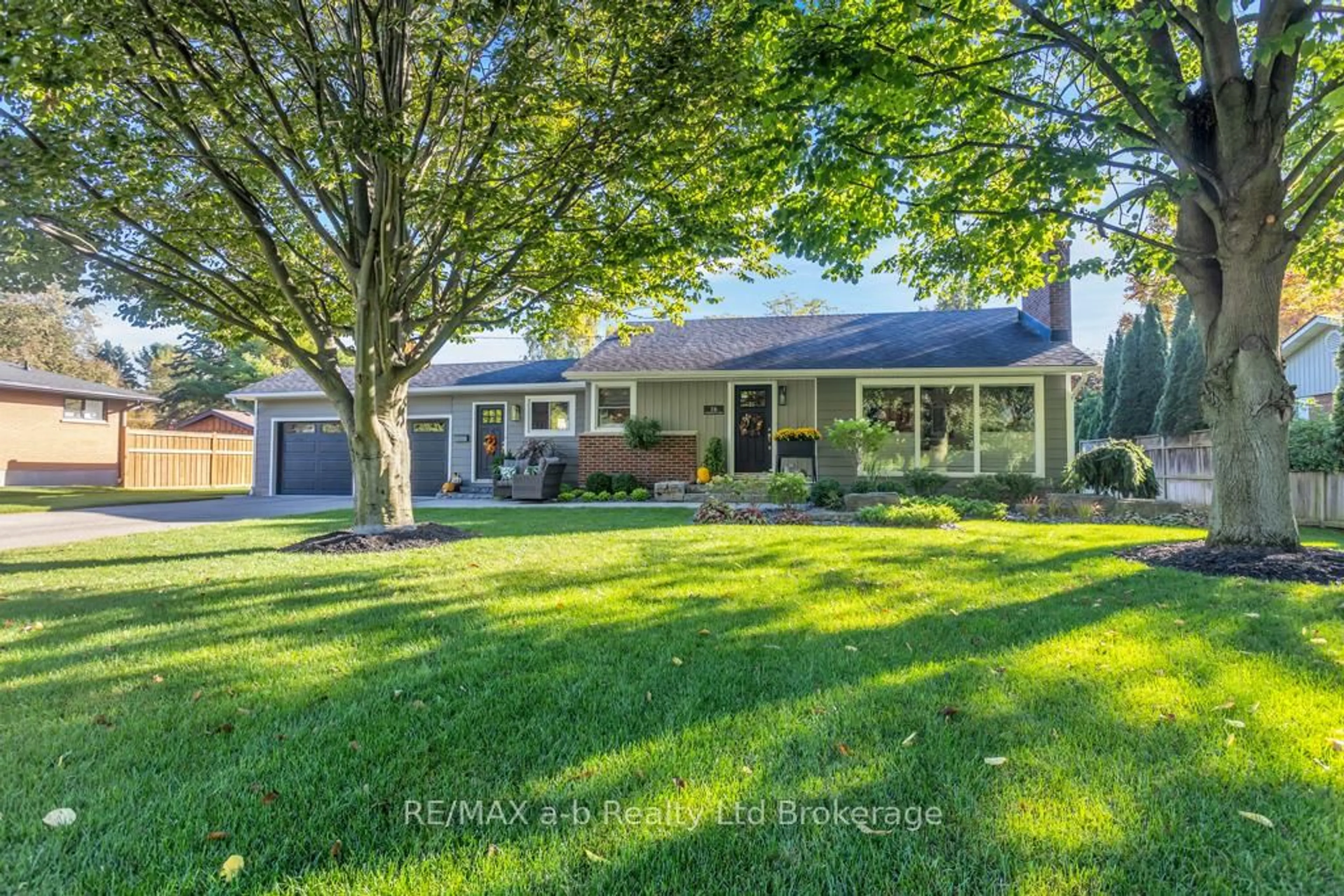 A pic from outside/outdoor area/front of a property/back of a property/a pic from drone, street for 16 Charlotte Ave, Tillsonburg Ontario N4G 4C2