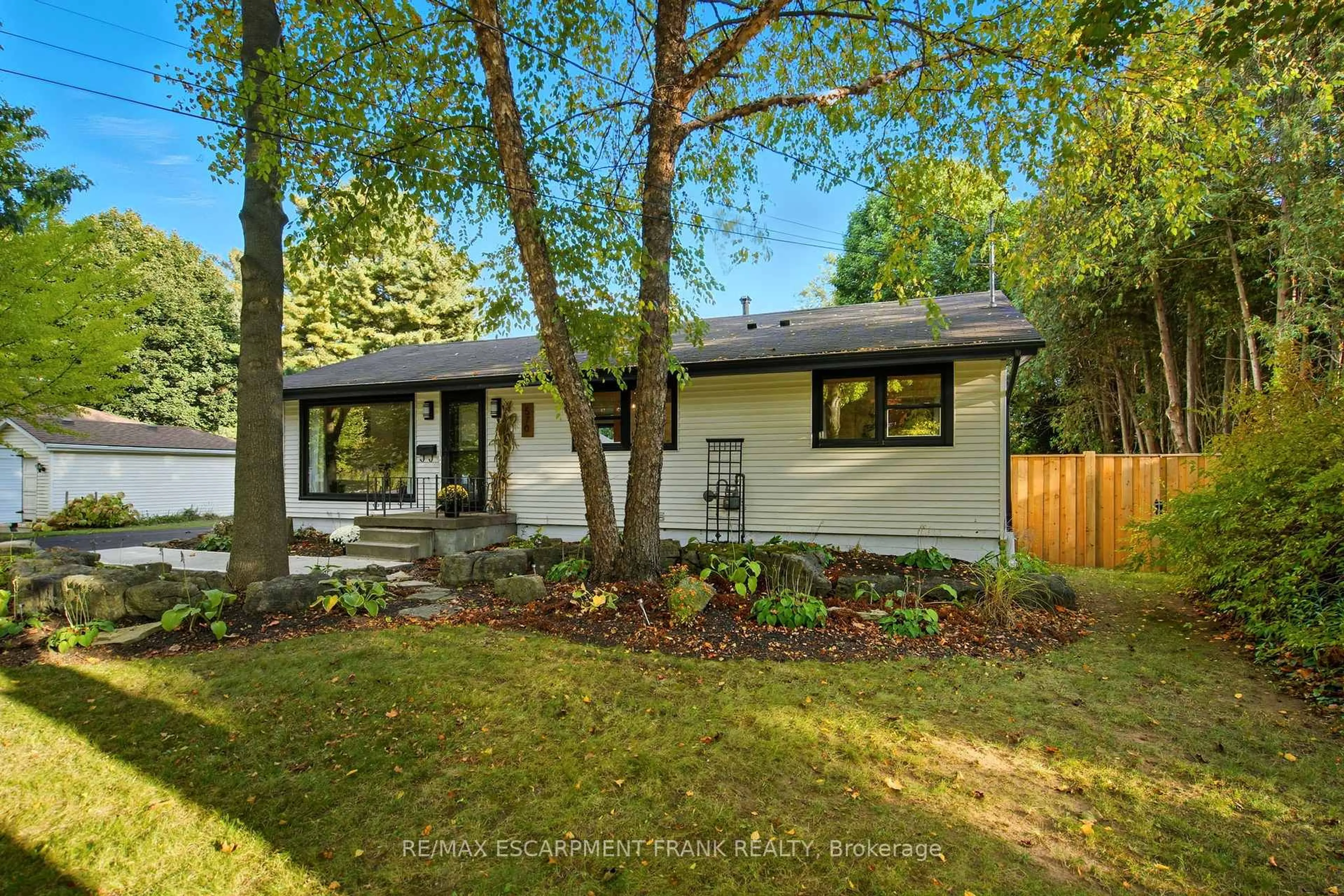 Home with vinyl exterior material, street for 570 Westview Ave, Hamilton Ontario L9G 1N9