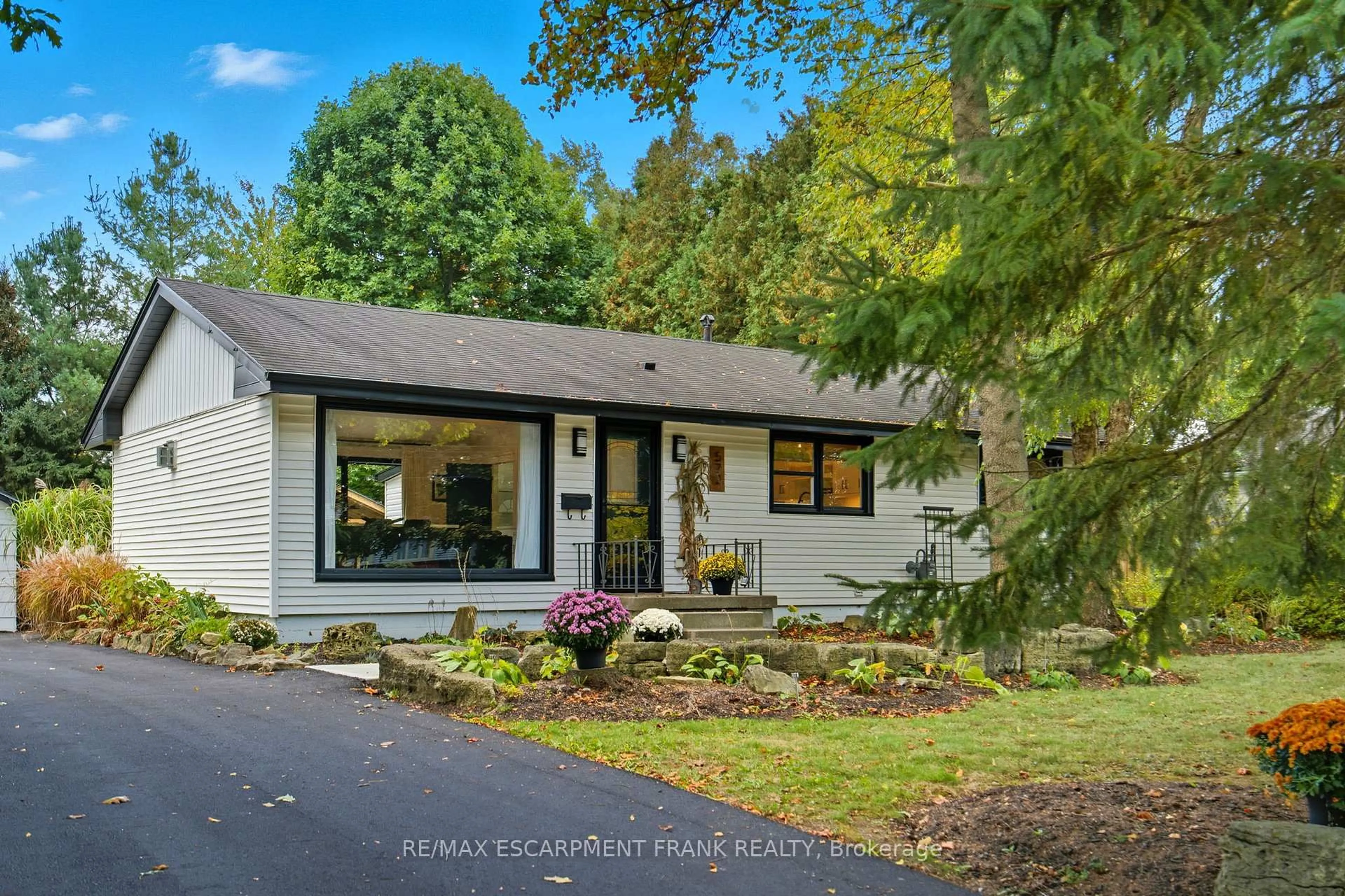Home with vinyl exterior material, street for 570 Westview Ave, Hamilton Ontario L9G 1N9
