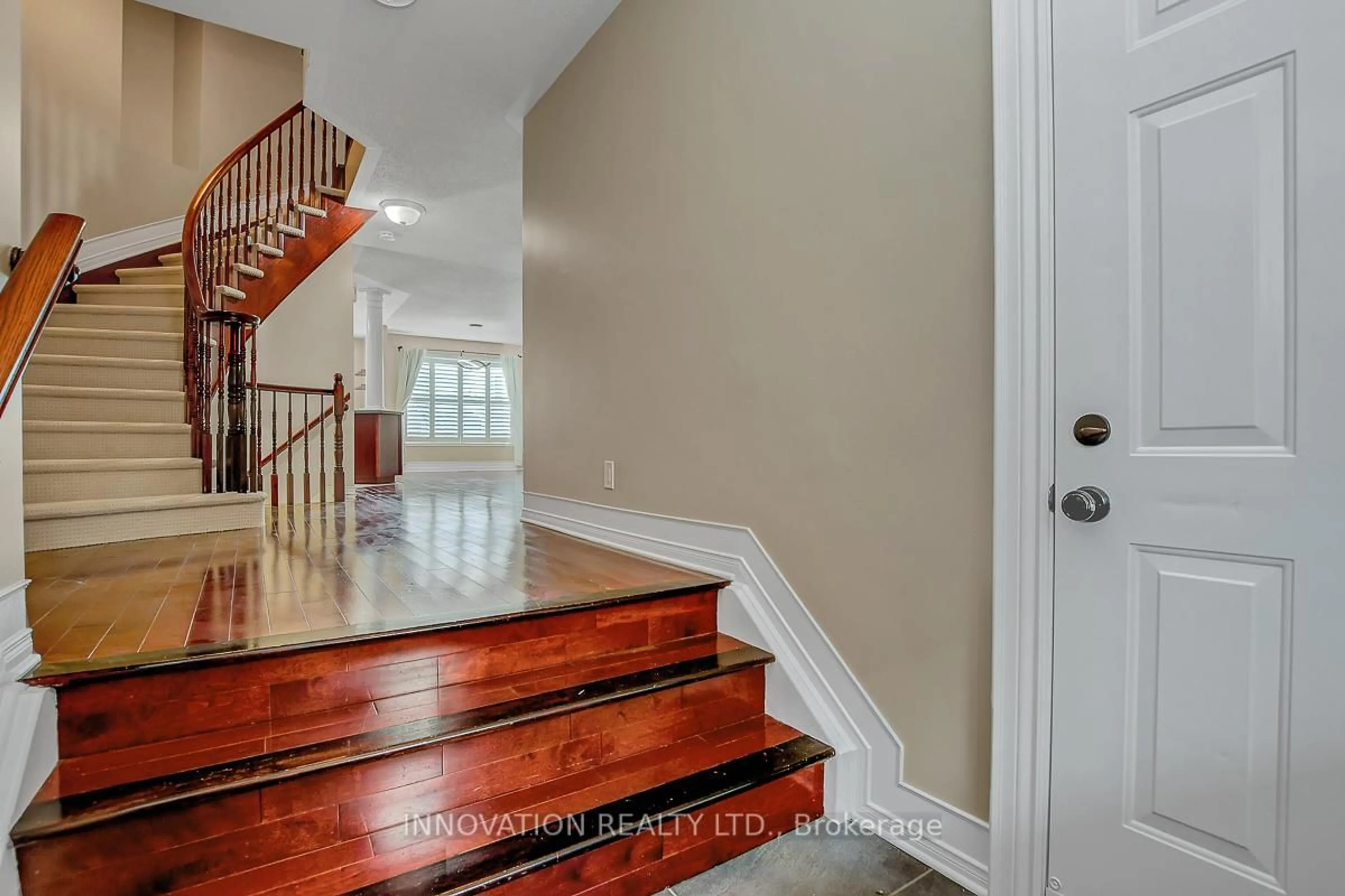 Indoor entryway for 5 Ipswich Terr, Ottawa Ontario K2K 3K4