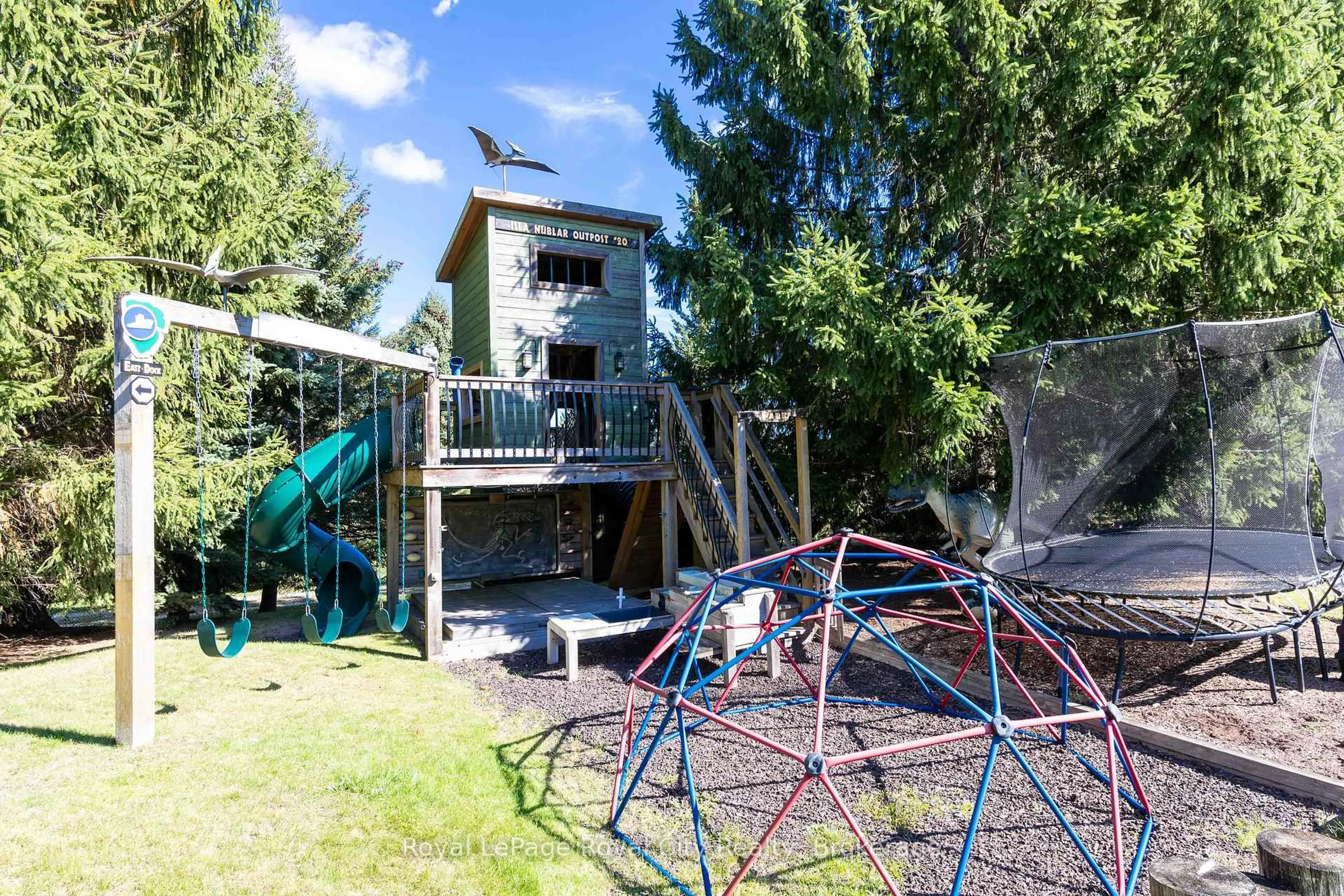 A pic from outside/outdoor area/front of a property/back of a property/a pic from drone, building for 20 Fox Run Dr, Puslinch Ontario N0B 2J0