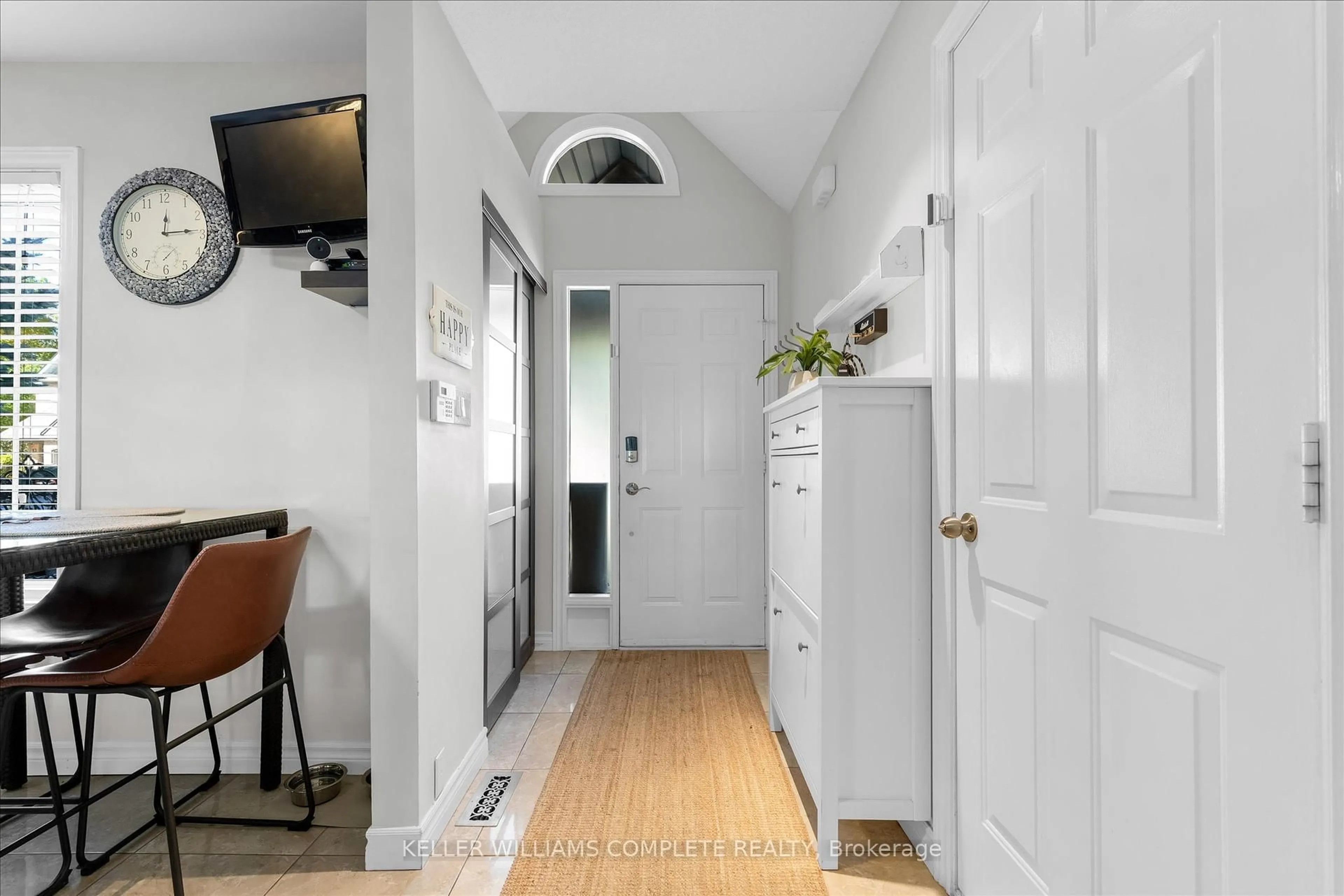 Indoor entryway for 286 Hamilton Dr #14, Hamilton Ontario L9G 4W6