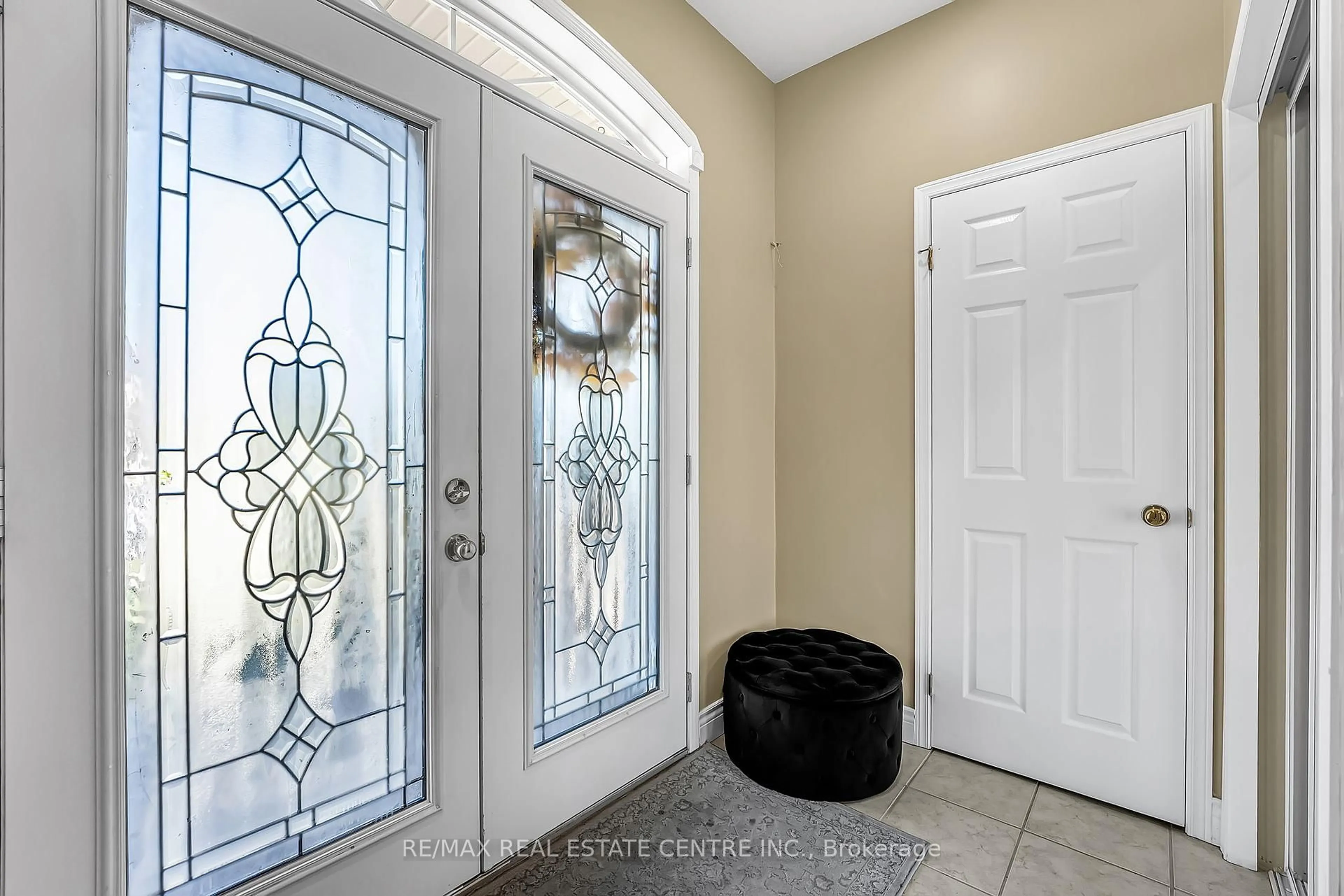 Indoor entryway for 35 Pantano Dr, Hamilton Ontario L9B 2Y4