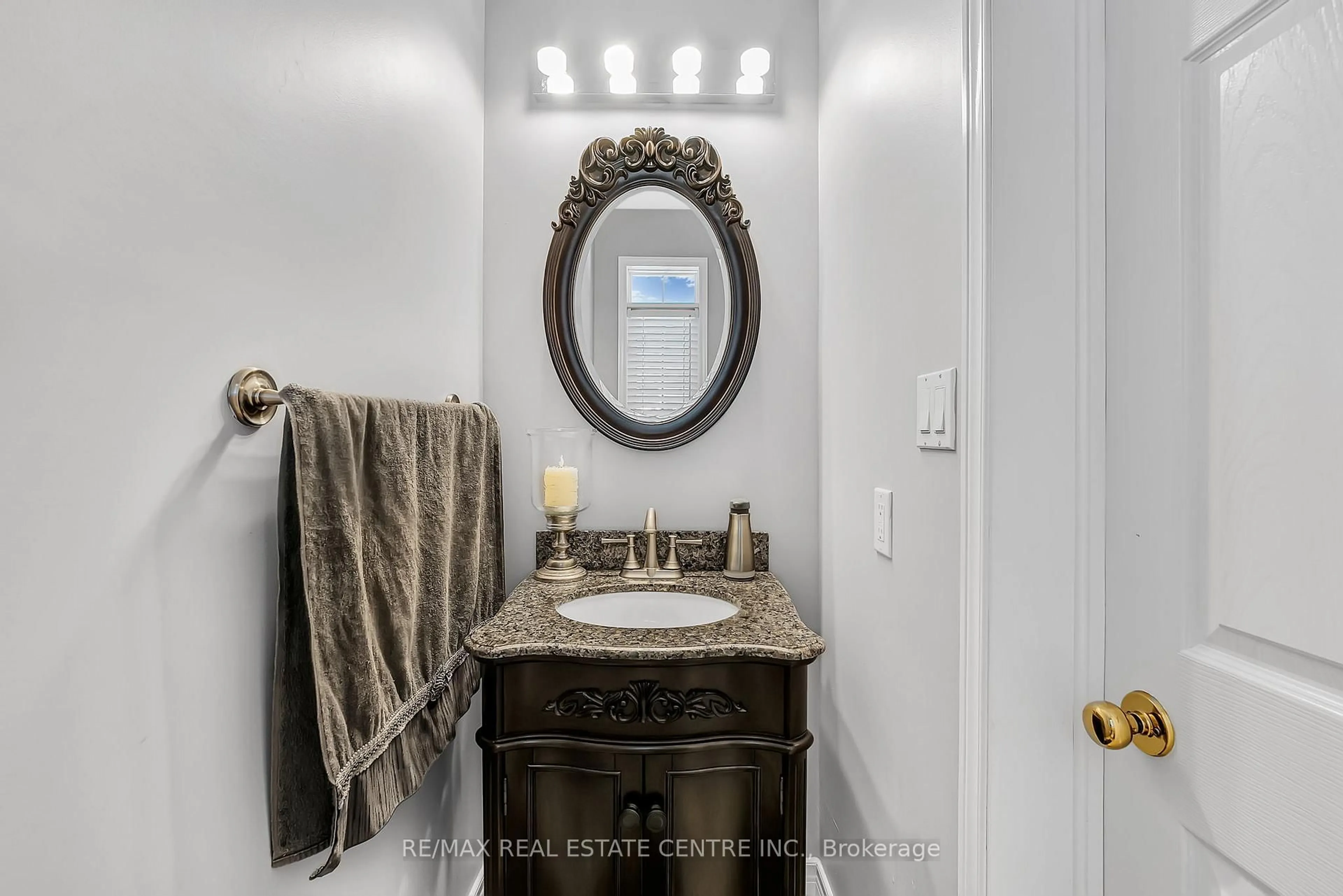 Standard bathroom, ceramic/tile floor for 35 Pantano Dr, Hamilton Ontario L9B 2Y4