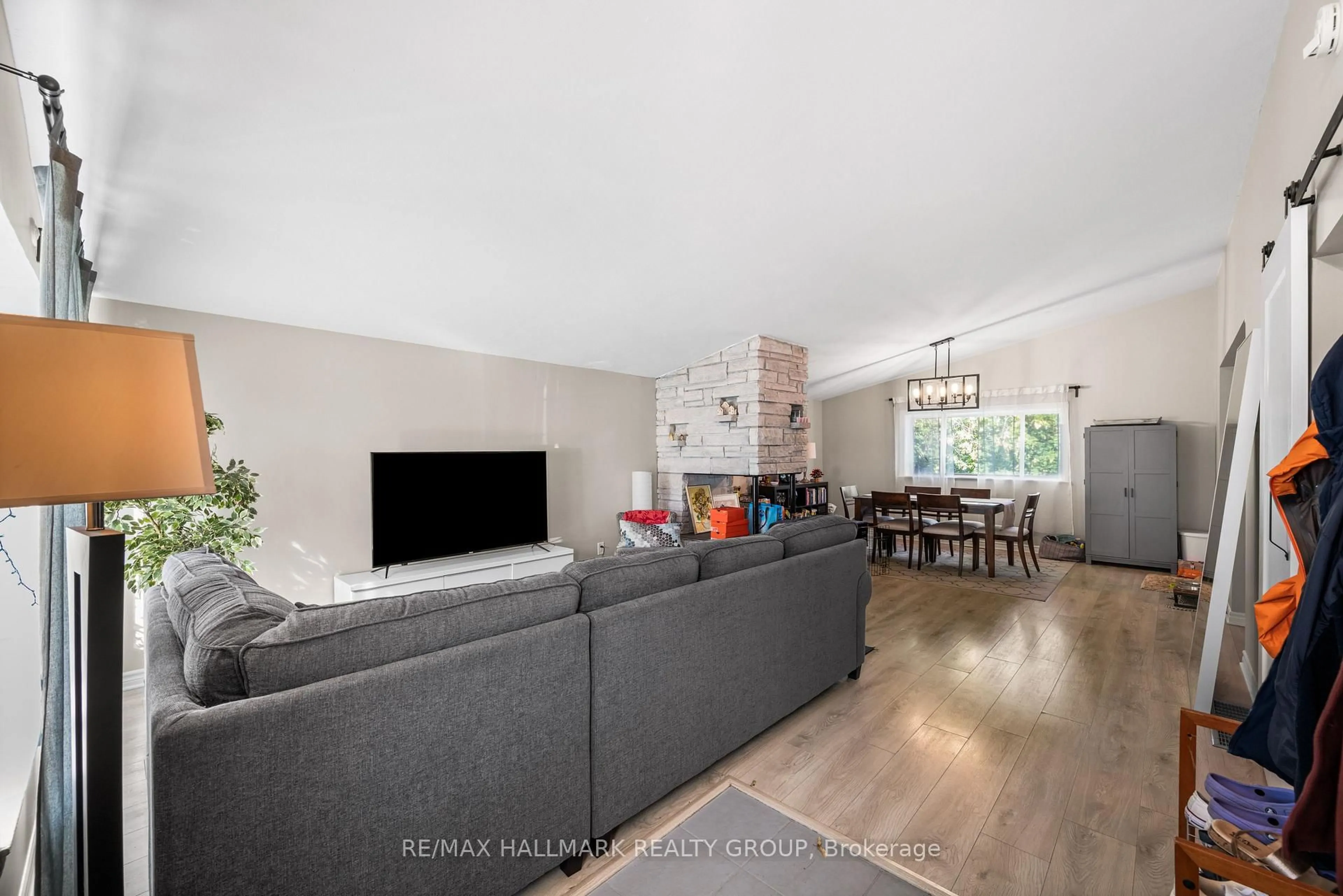 Living room with furniture, unknown for 1305 DORCHESTER Ave, Ottawa Ontario K1Z 8E8