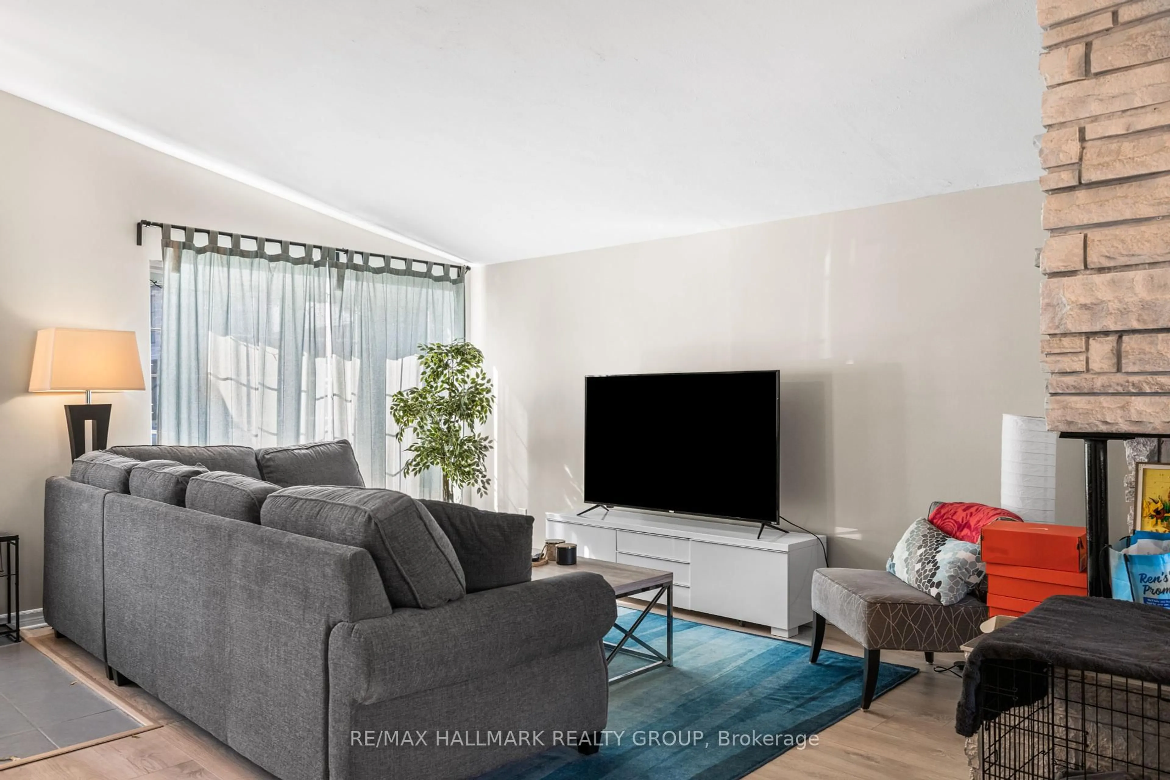 Living room with furniture, unknown for 1305 DORCHESTER Ave, Ottawa Ontario K1Z 8E8