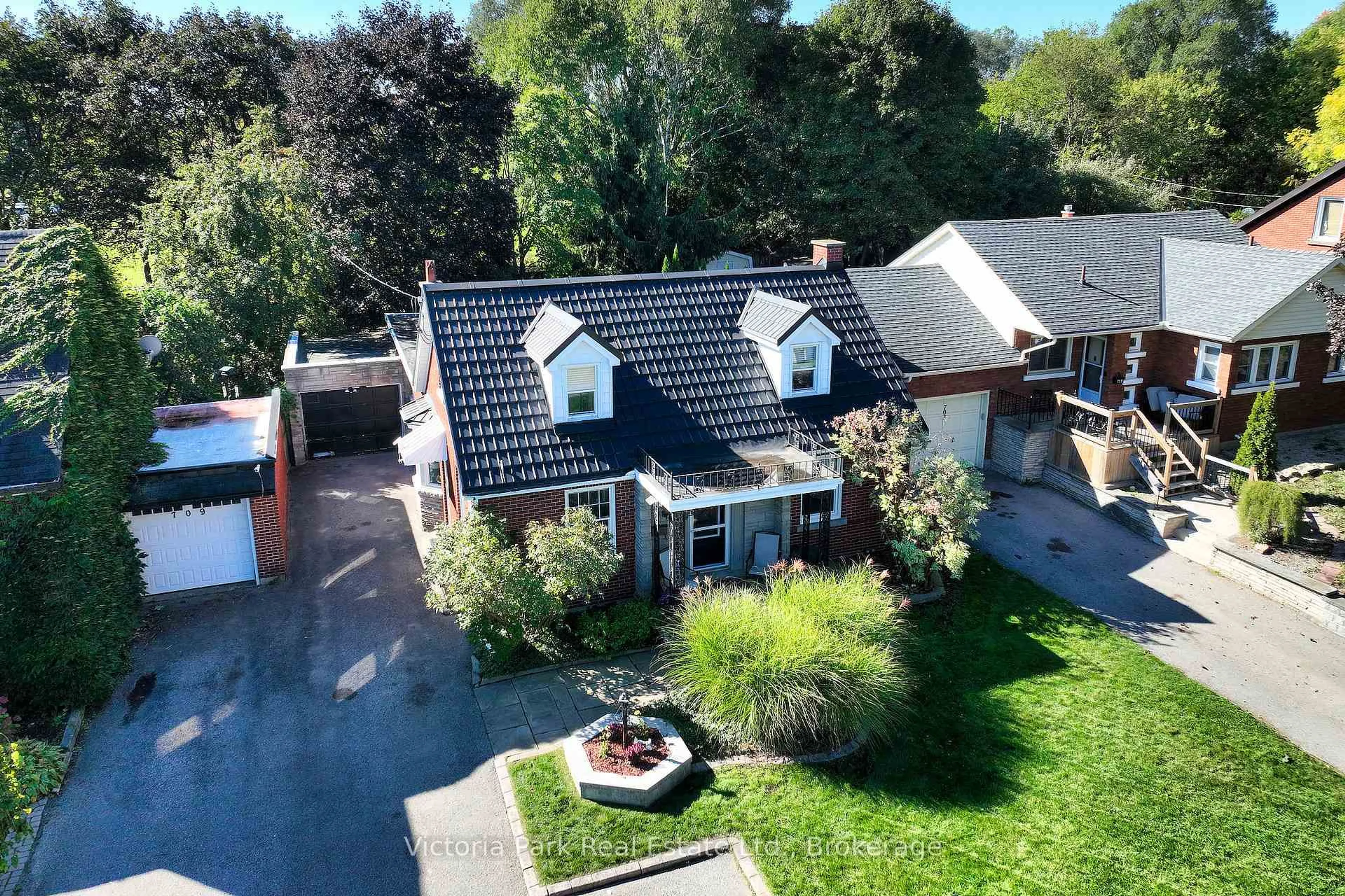 A pic from outside/outdoor area/front of a property/back of a property/a pic from drone, street for 707 Rockway Dr, Kitchener Ontario N2G 3B5