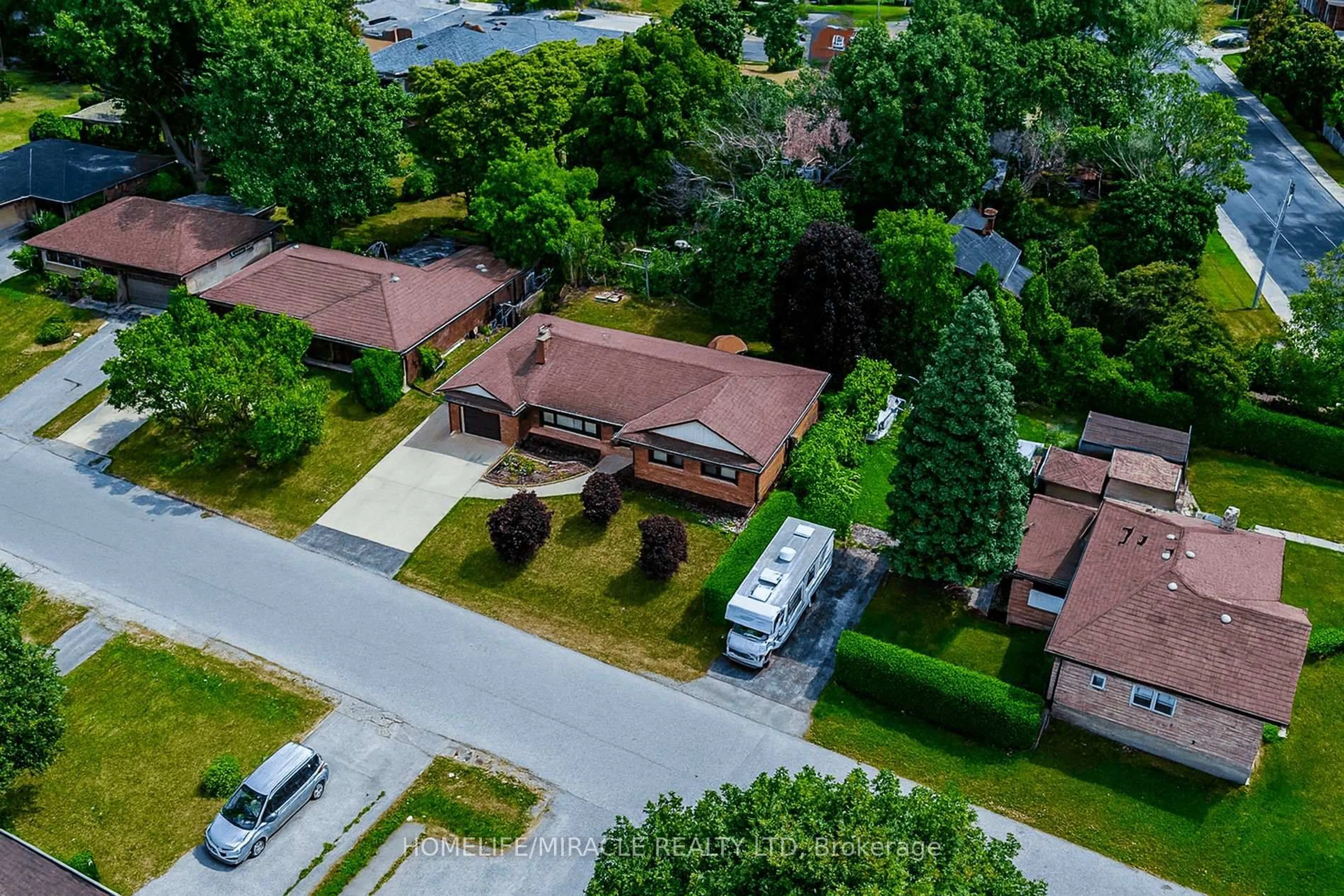 A pic from outside/outdoor area/front of a property/back of a property/a pic from drone, street for 18 Manor Pl, Hamilton Ontario L8G 3S9