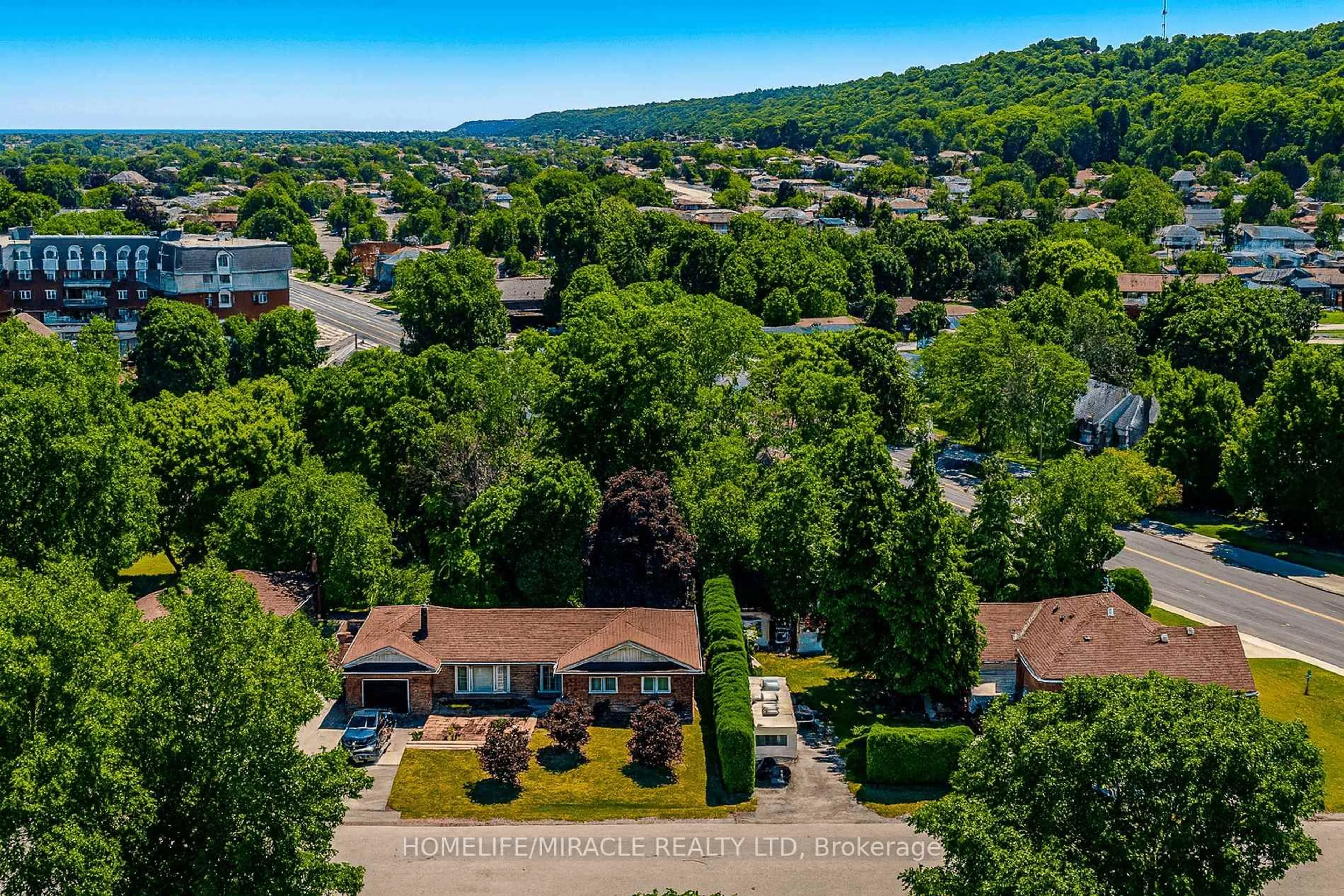 A pic from outside/outdoor area/front of a property/back of a property/a pic from drone, mountain view for 18 Manor Pl, Hamilton Ontario L8G 3S9