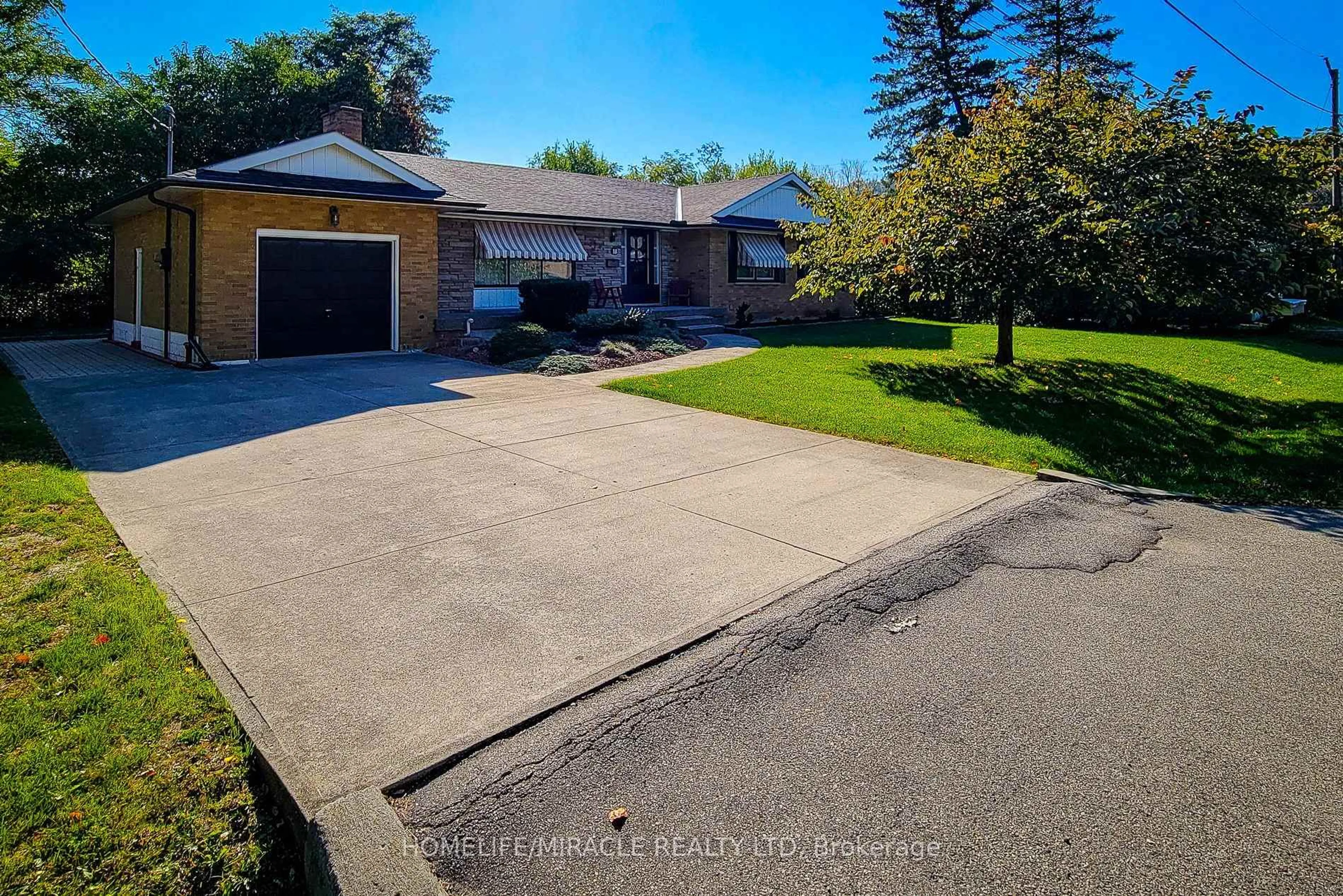 A pic from outside/outdoor area/front of a property/back of a property/a pic from drone, street for 18 Manor Pl, Hamilton Ontario L8G 3S9