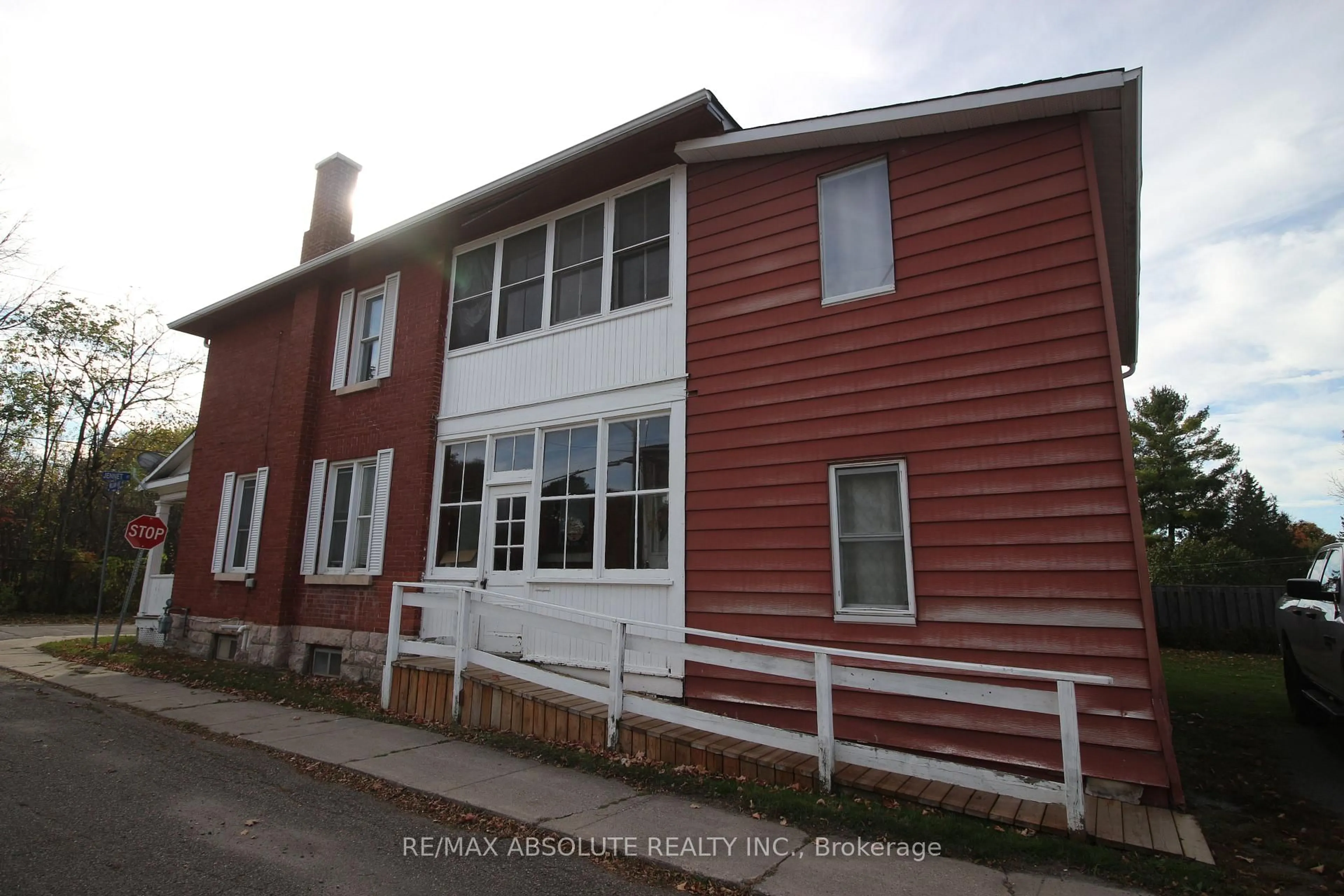 A pic from outside/outdoor area/front of a property/back of a property/a pic from drone, building for 193 Jennet St, Renfrew Ontario K7V 3C2