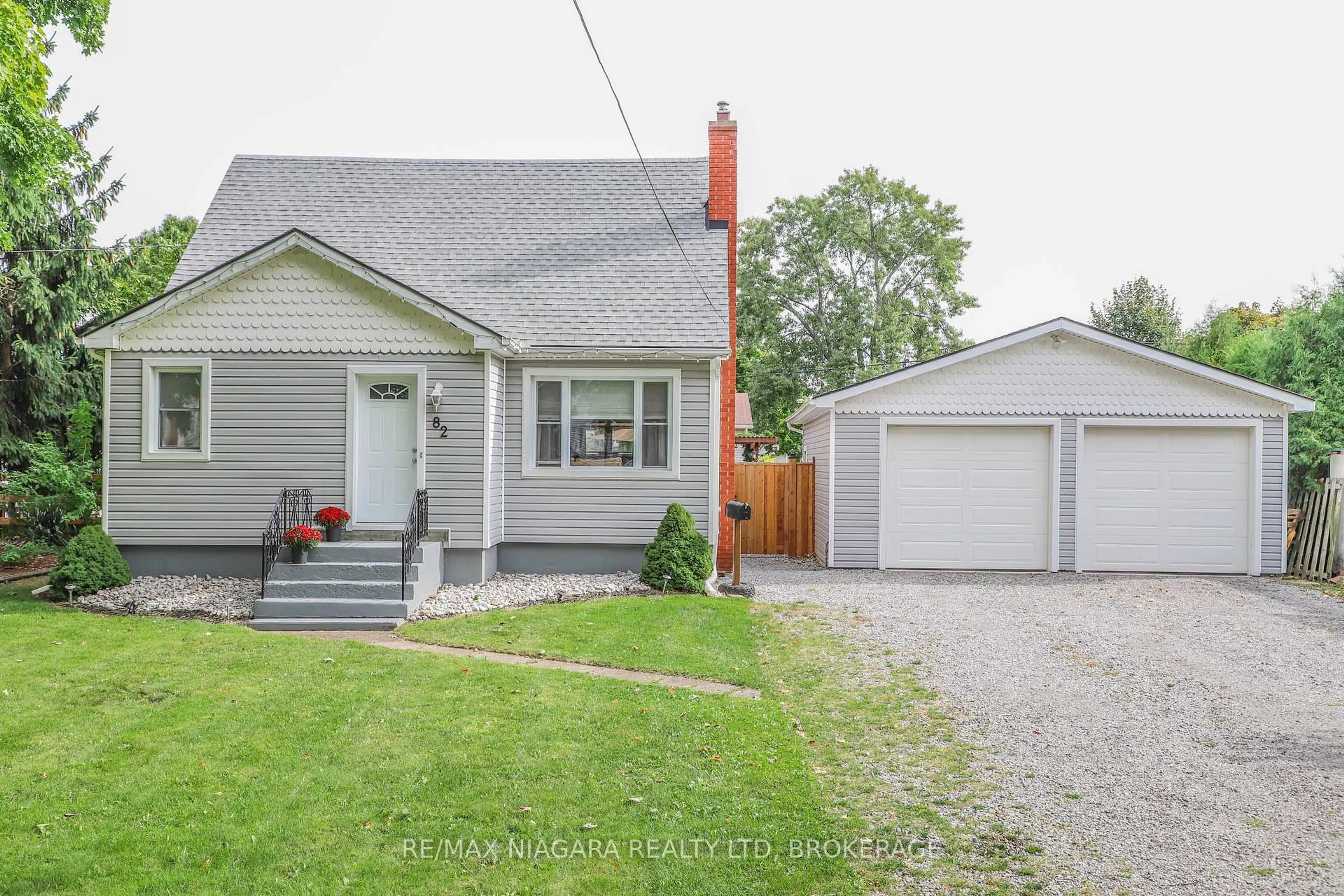 A pic from outside/outdoor area/front of a property/back of a property/a pic from drone, street for 82 Devon Rd, St. Catharines Ontario L2N 1X6