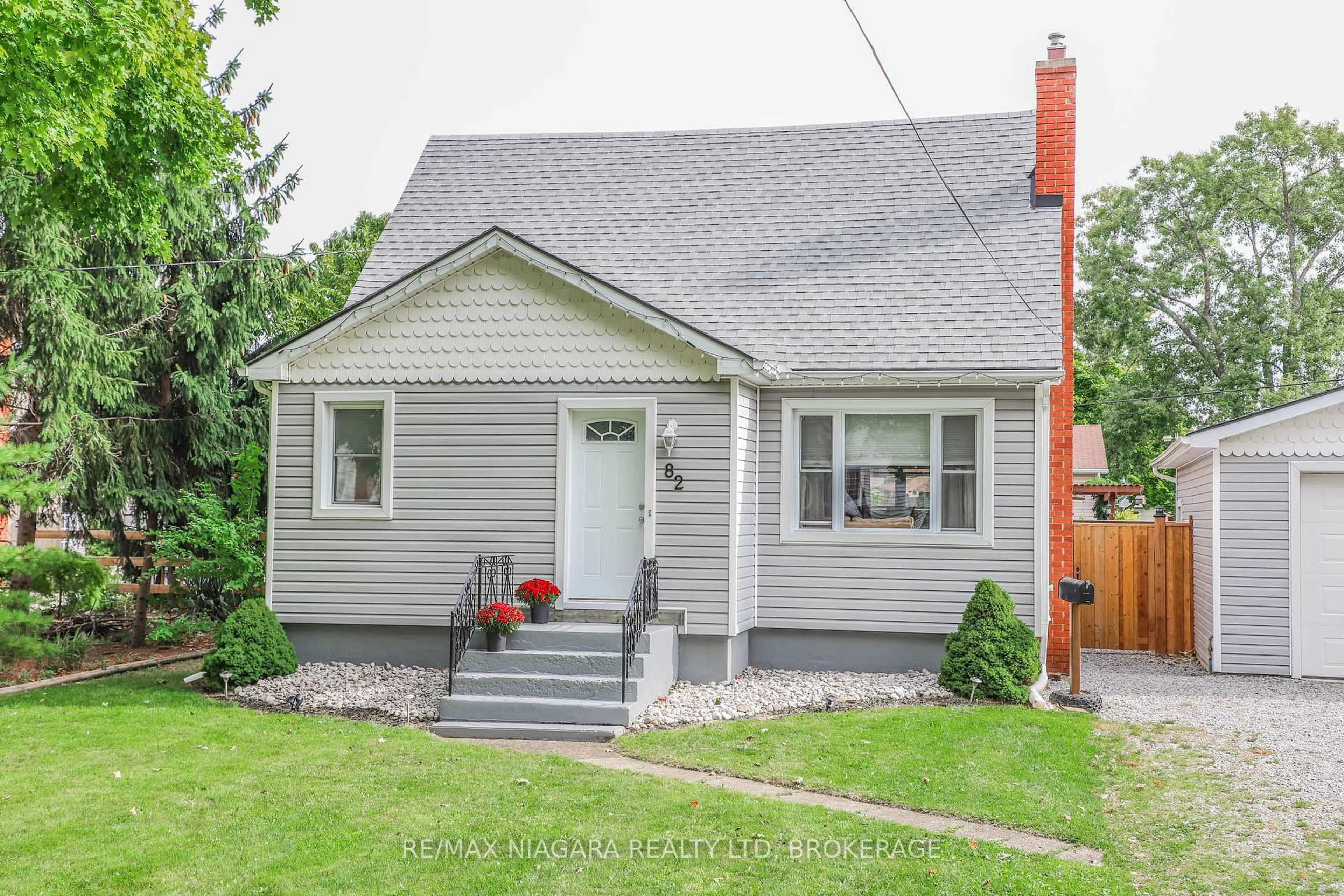 Home with vinyl exterior material, street for 82 Devon Rd, St. Catharines Ontario L2N 1X6