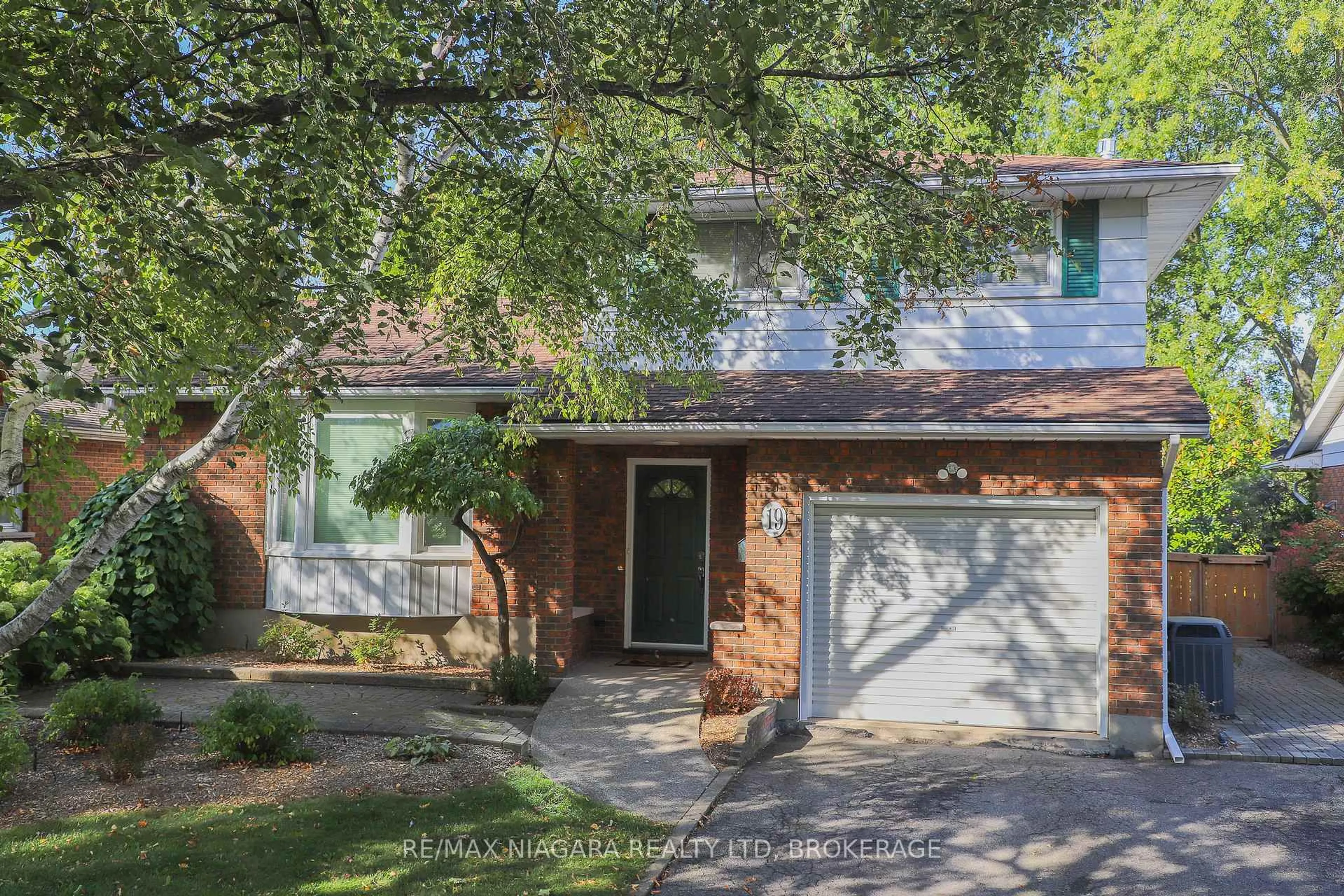 Home with brick exterior material, street for 19 Jessica Dr, St. Catharines Ontario L2M 6V9